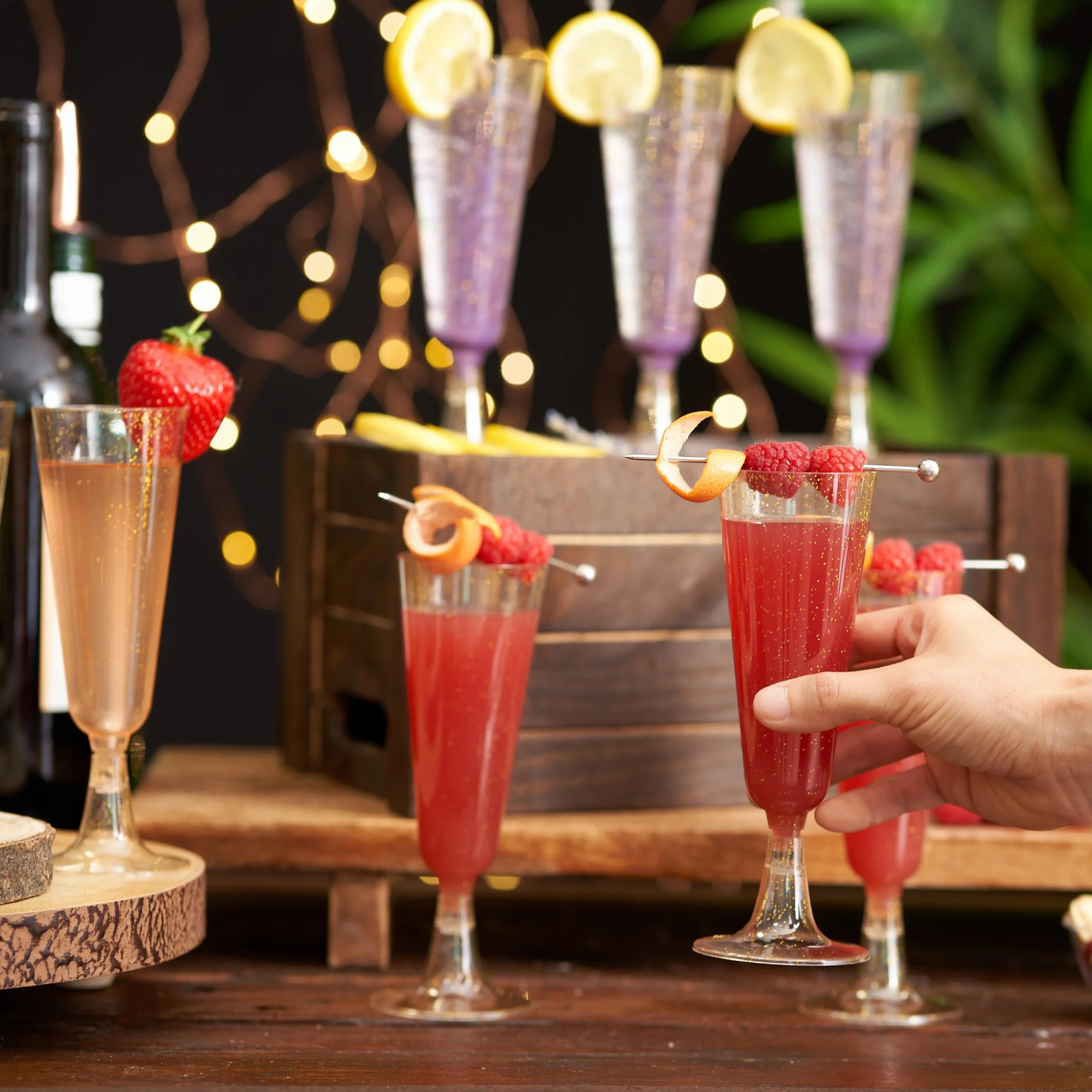 MATANA 50 Eleganckich Plastikowych Filiżanek do Szampana z Złotym Brokatem, 150 ml - Wytrzymałe i Wielokrotnego Użycia - Koktajle, Prosecco, Mimosa - Urodziny, Wesela, Boże Narodzenie i Imprezy