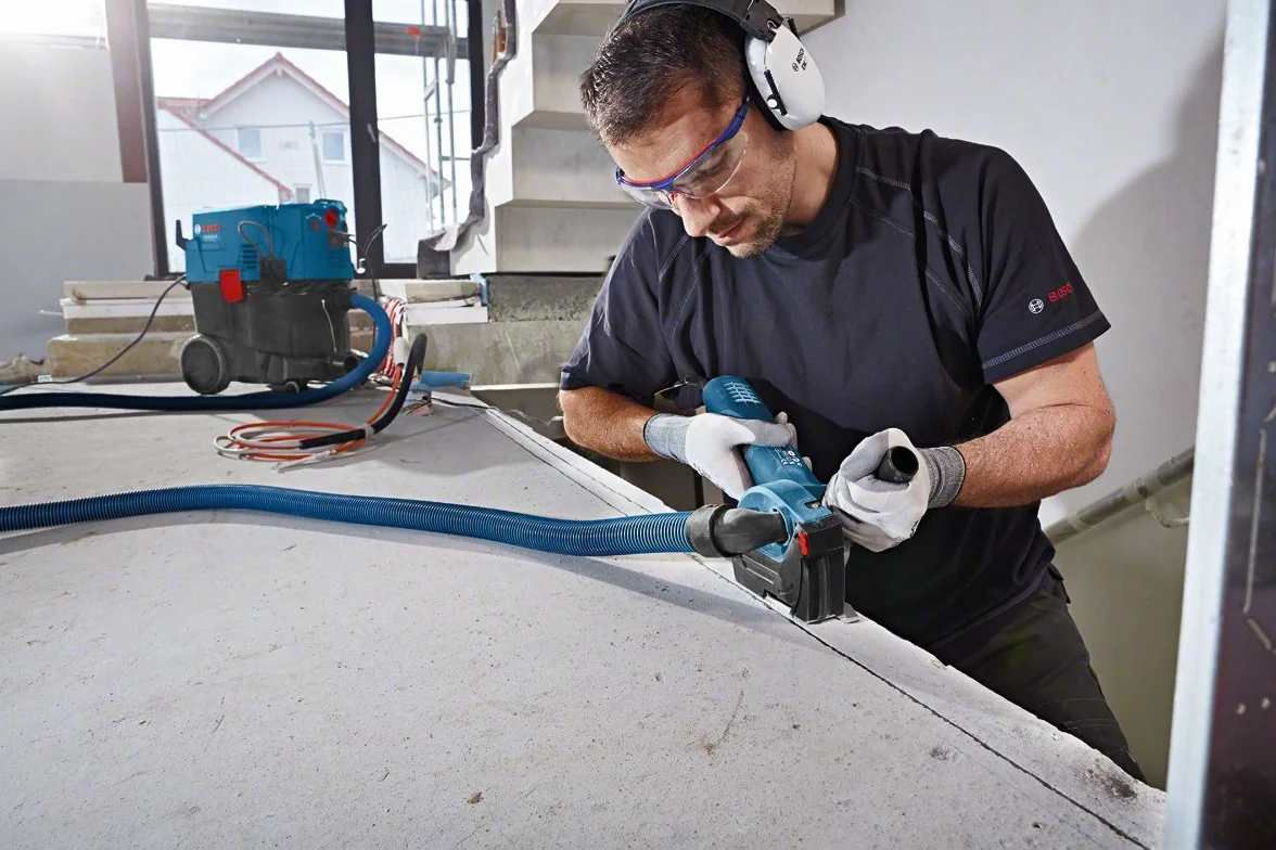 Bosch Professional: system odsysania pyłu GDE 125 EA-S (Ø tarczy tnącej 125 mm, maks. głębokość cięcia 25 mm, montaż na śruby, 300 g)