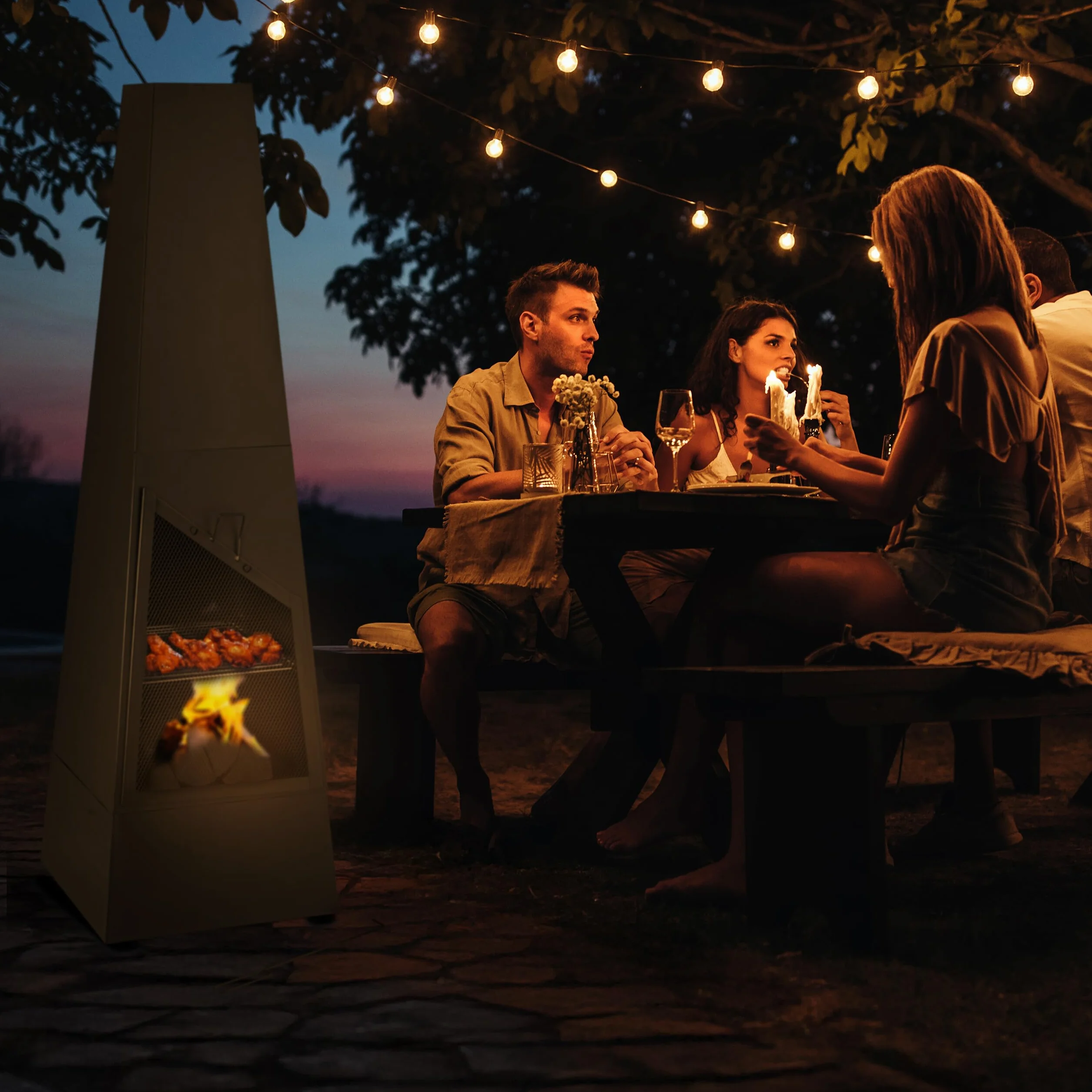 Relaxdays Kominek ogrodowy z funkcją grillowania, stal, ochrona przed iskrami, pojemnik na popiół i pogrzebacz, zewnętrzny piec tarasowy, czarny