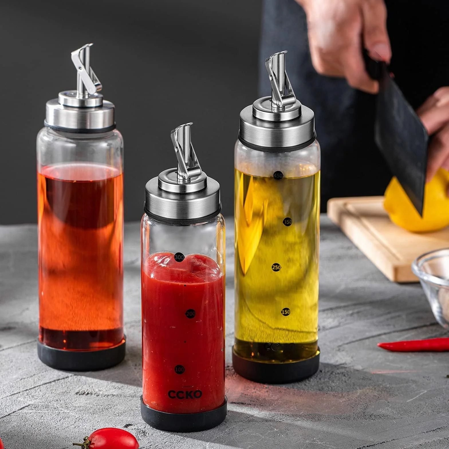 Szklana butelka na oliwę z oliwek 350 ml, z dzióbkiem ze stali nierdzewnej i gumowym dnem, odporna na wysoką temperaturę