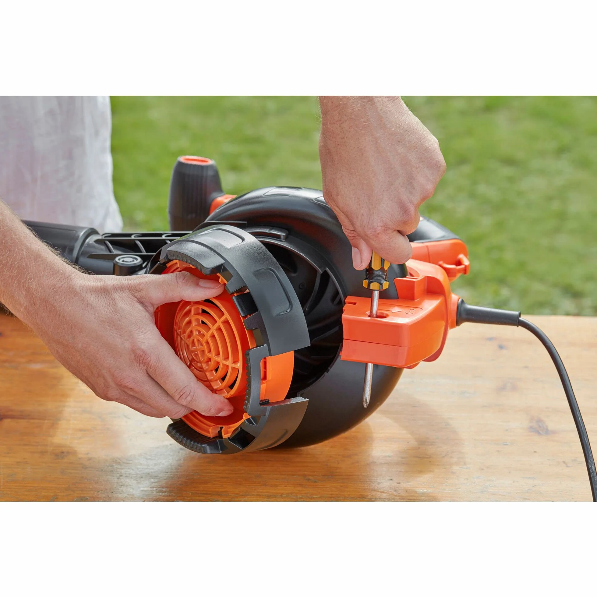 Black & Decker Elektryczny Odkurzacz do Liści 3 W 1, Odkurzacz, Dmuchawa I Rozdrabniacz do Liści, 3000 W, Plecak na Liście o Pojemności 72L oraz Grabie, BEBLV301