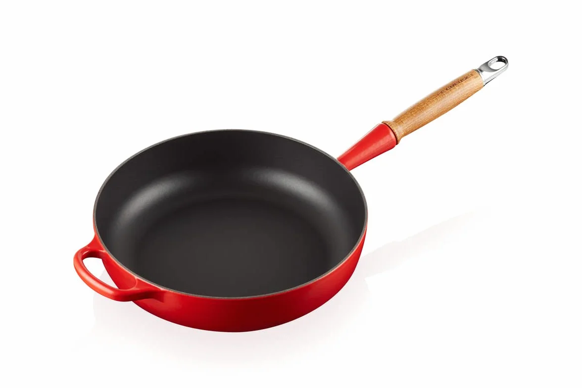Le Creuset Signature Żeliwna Patelnia Saute z Drewnianą Rączką 28 cm Wiśniowa