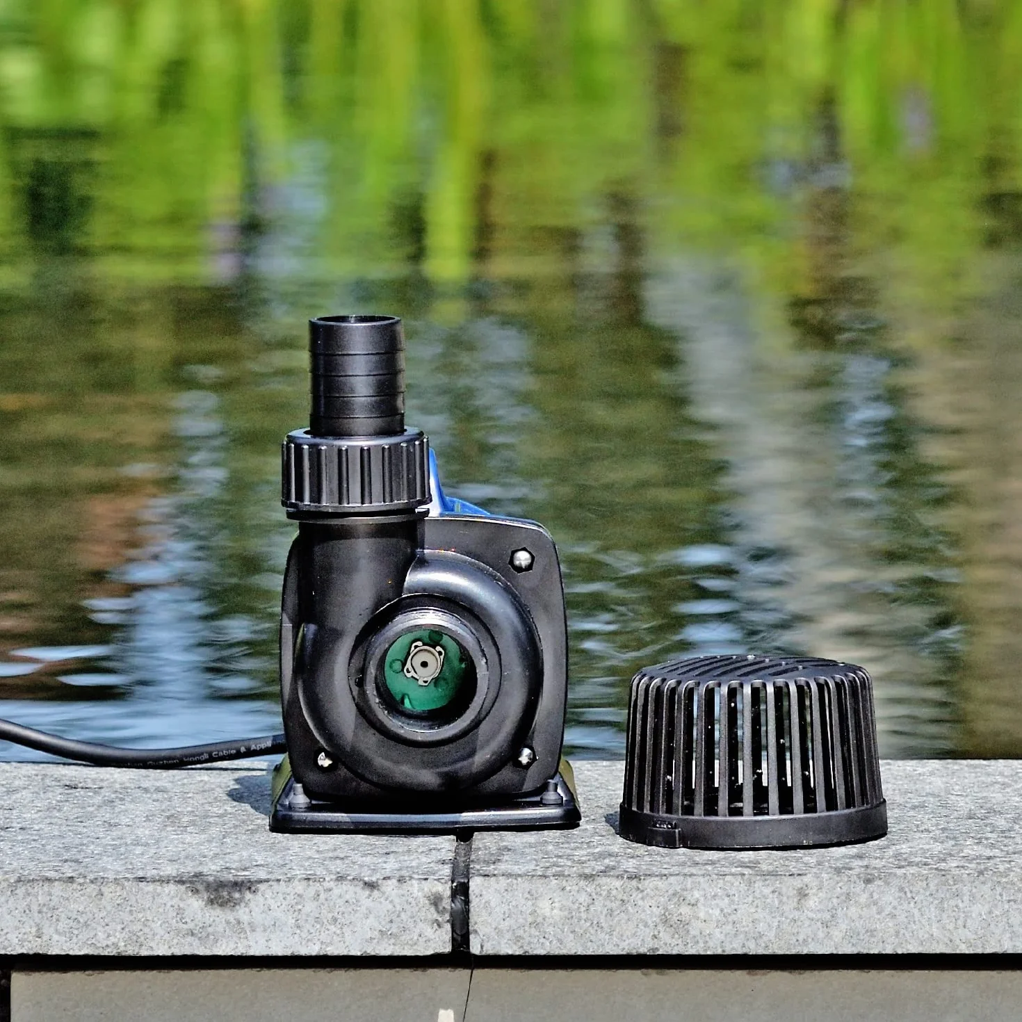 AquaForte DM-8 000 pompa do oczka wodnego/filtracyjnego, 70 W, maks. przepływ 8 m³/h, maks. wysokość tłoczenia 4,5 m, długość kabla 10 m, odpowiednia do cieków wodnych, wodospadów i filtrów