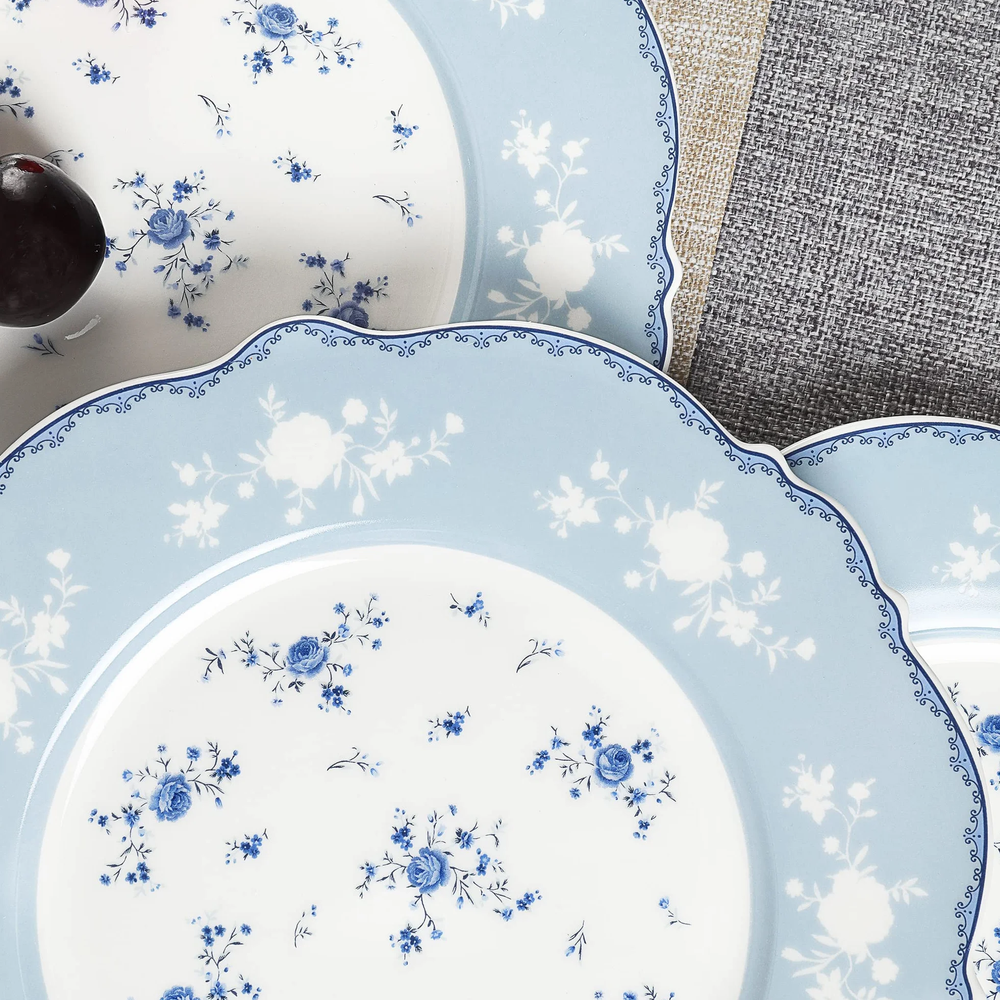 fanquare Zestaw 4 porcelanowych talerzy deserowych, 20,8 cm, małe talerze ceramiczne, niebieskie kwiaty, zestaw naczyń ze złotym brzegiem