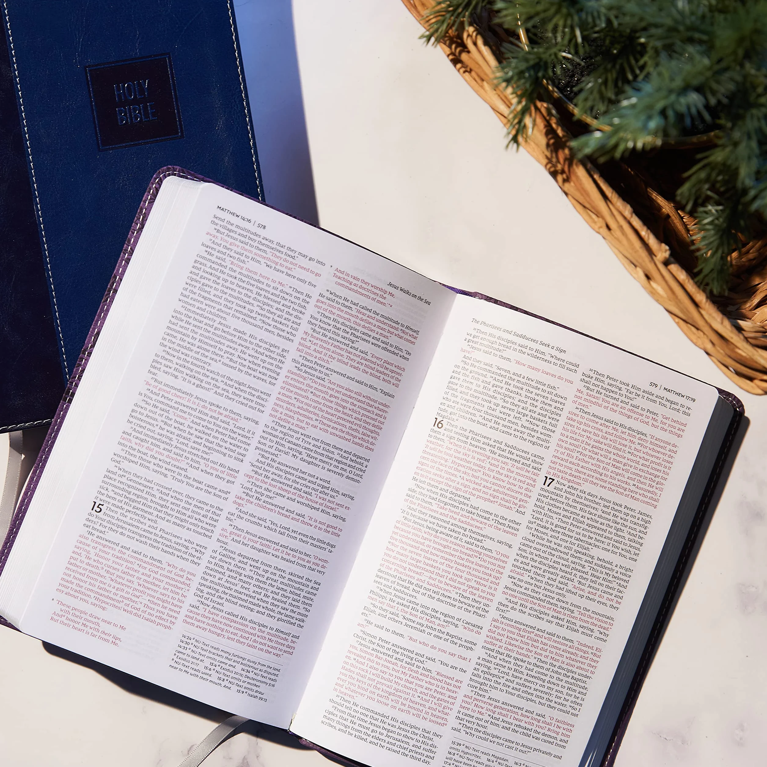 NKJV, Deluxe Gift Bible, Imitation Leather, Pink, Red Letter Edition: Holy Bible, New King James Version