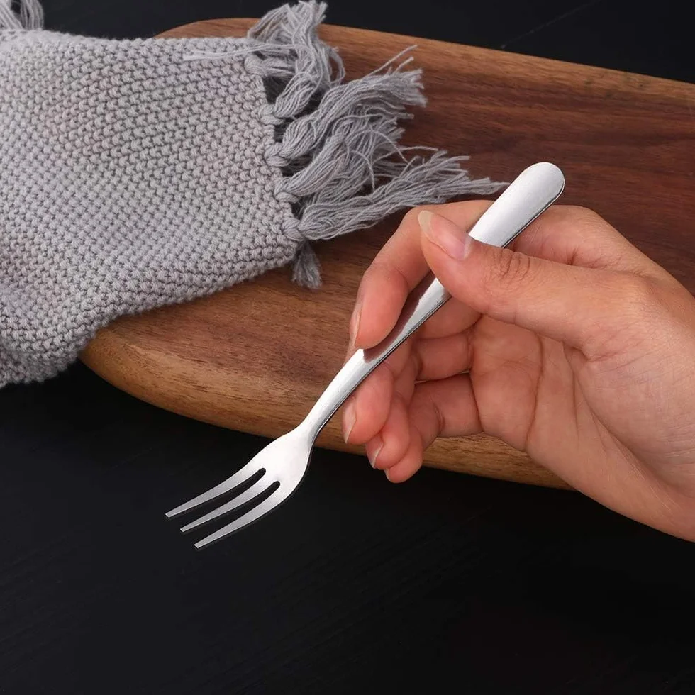Zestaw 6 małych widelczyków deserowych ze stali nierdzewnej, 3 cyny, do sałatek koktajlowych, widelczyków owocowych, 13,3 cm