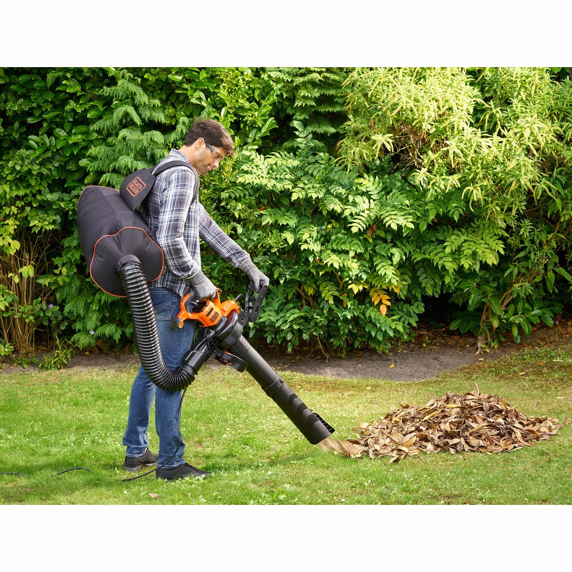 Black & Decker Elektryczny Odkurzacz do Liści 3 W 1, Odkurzacz, Dmuchawa I Rozdrabniacz do Liści, 3000 W, Plecak na Liście o Pojemności 72L oraz Grabie, BEBLV301