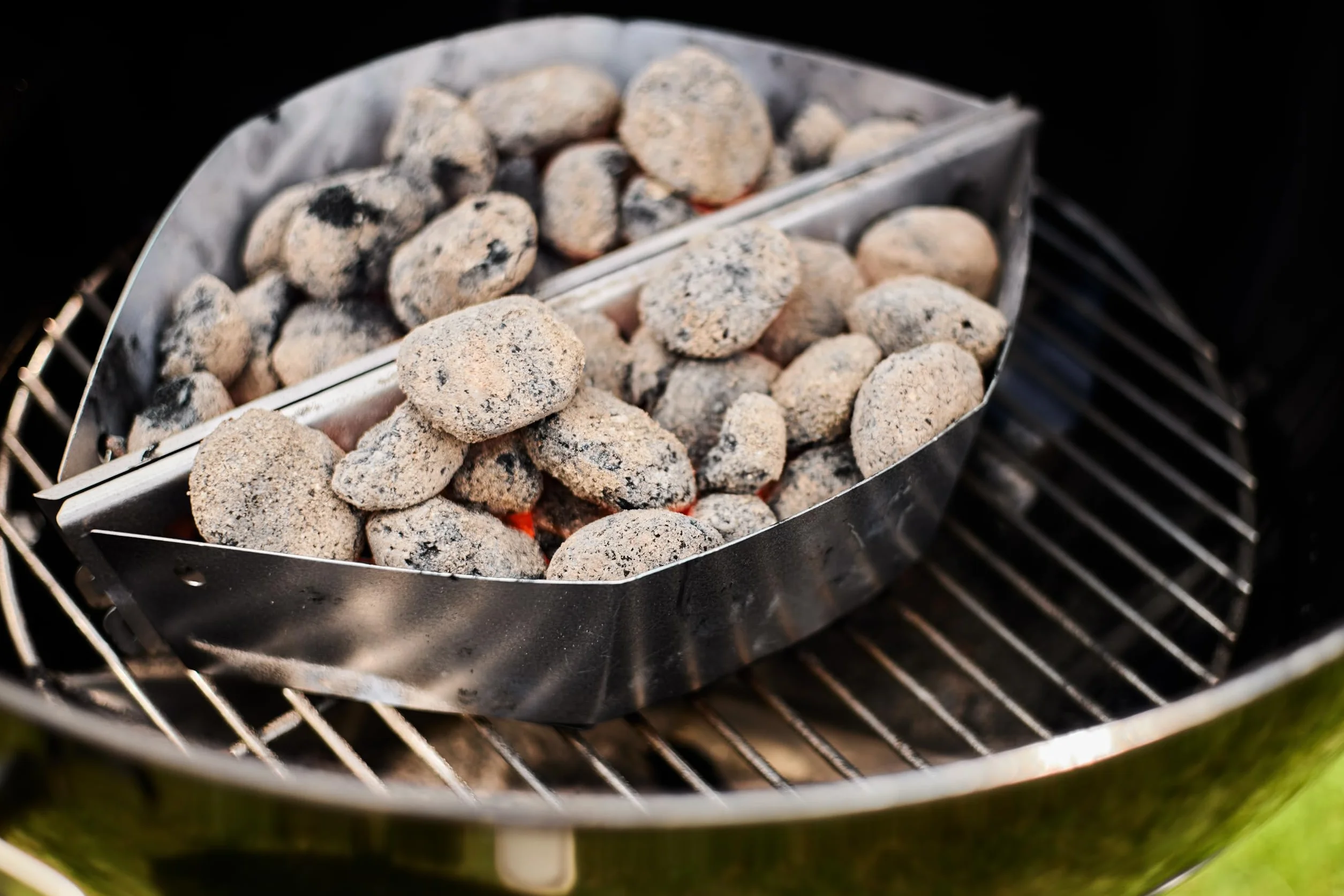Weber Brykiet do Grilla z Skorupek Kokosowych (2kg Worek), Wydajny, do Długiego i Stabilnego Żaru, Idealny do Długiego Grillowania Mięsa, 100% Naturalny (18450)
