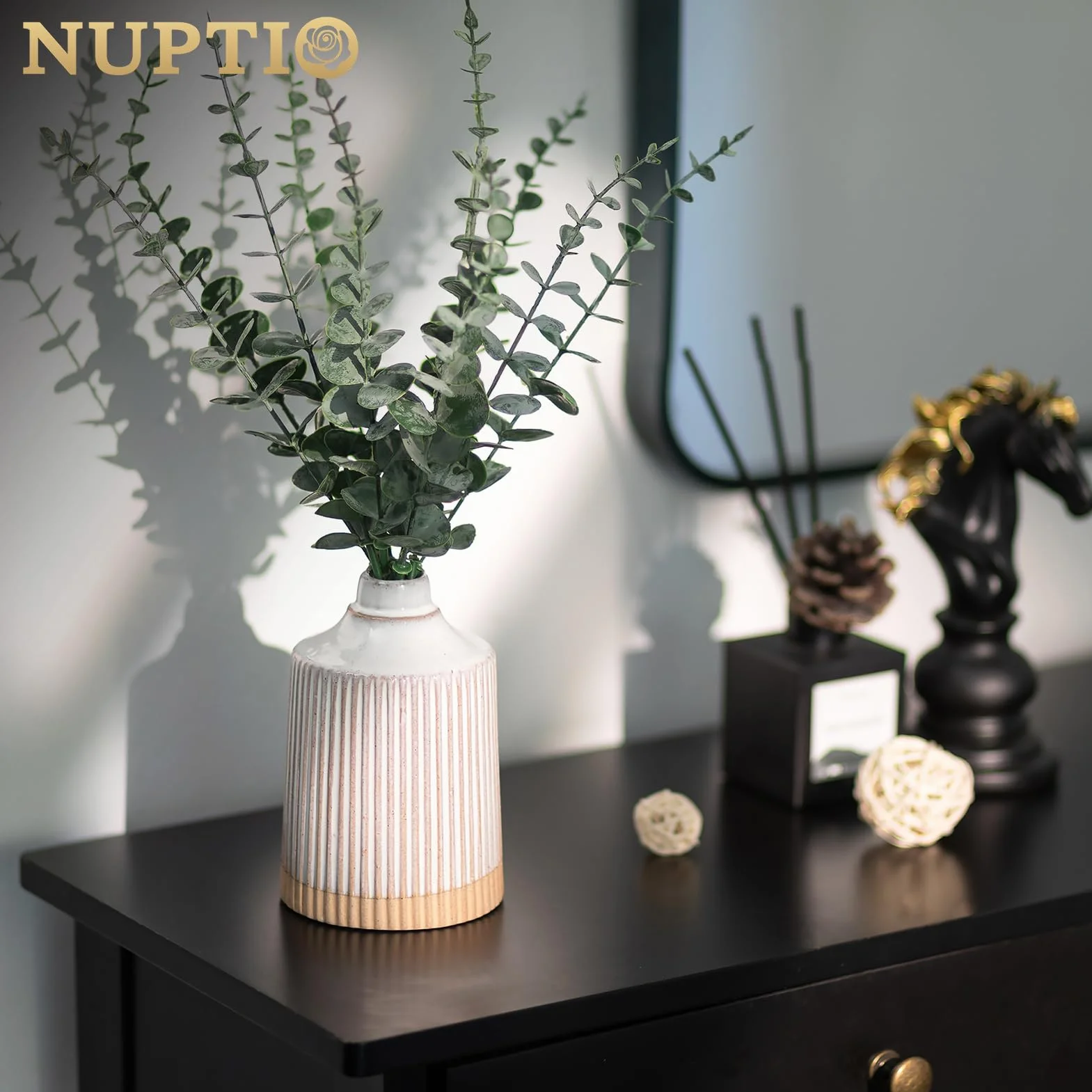 NUPTIO Sztuczny eukaliptus w wazonie ceramicznym: sztuczne łodygi roślin z wazonem do kuchni sypialni łazienki wystrój - wiosenny eukaliptus centralny element na półkę biurową stolik kawowy zestaw 1