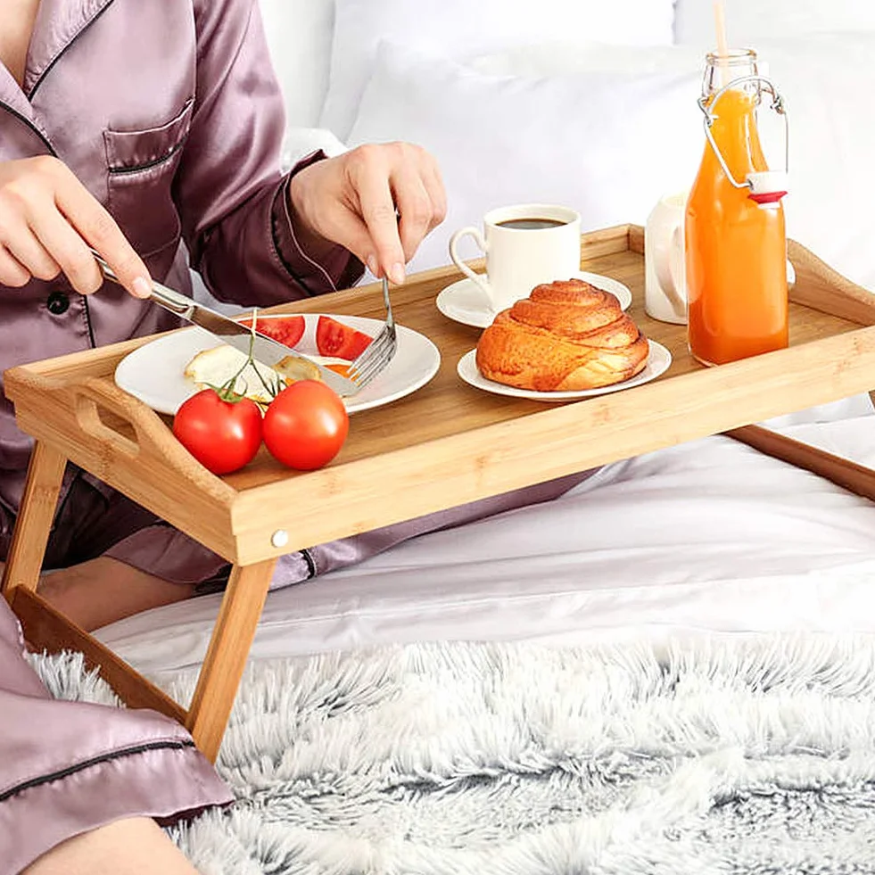Cocoarm Bambusowe śniadaniowe tace do łóżka Przenośny stolik z uchwytami Składany taca do łóżka taca do serwowania stół z uchwytami do telewizora, 63 x 27,3 x 22,5 cm