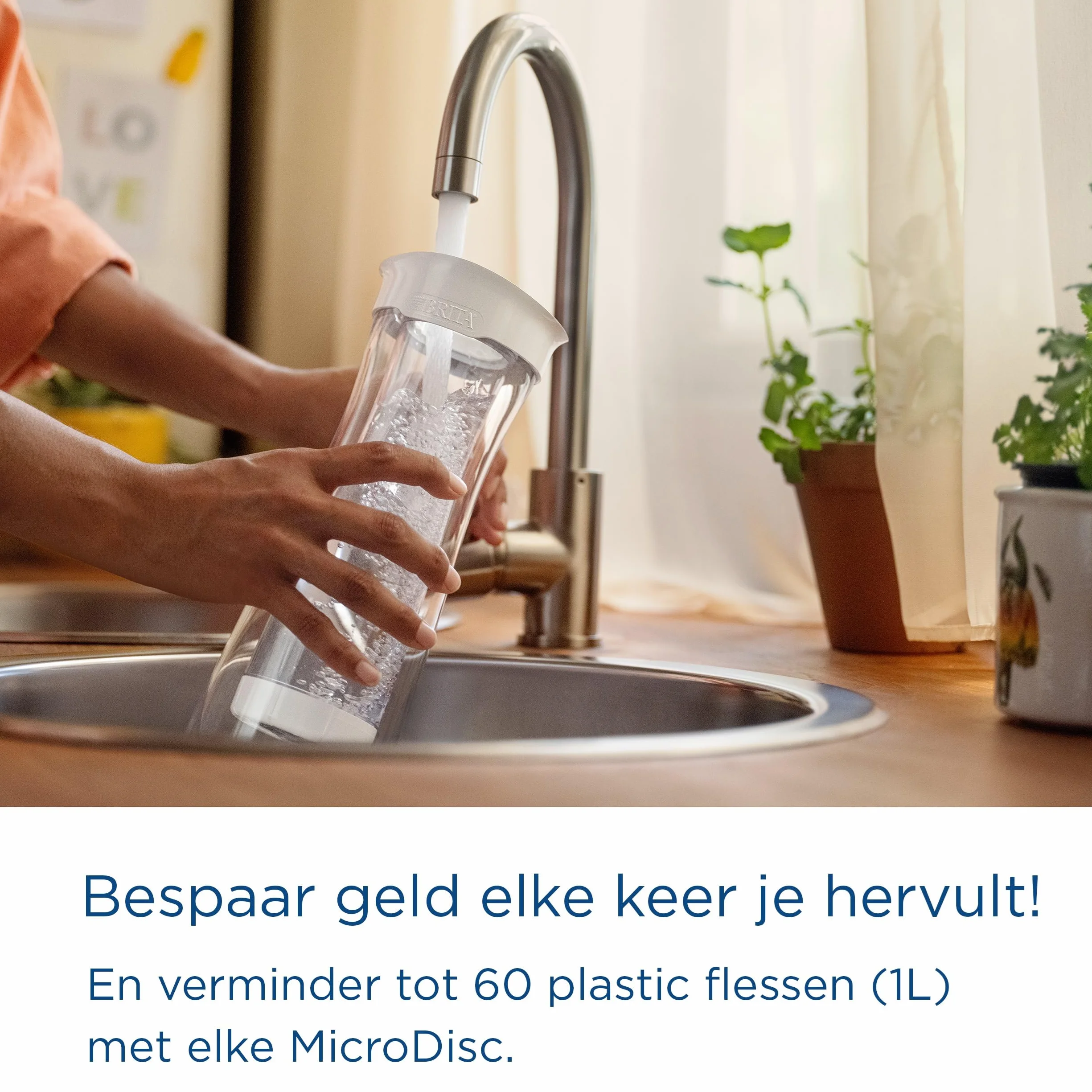 BRITA Karafka filtrująca, biała (1,3 l) z 1 filtrem MicroDisc: redukuje PFAS, chlor, mikrocząsteczki i inne zanieczyszczenia