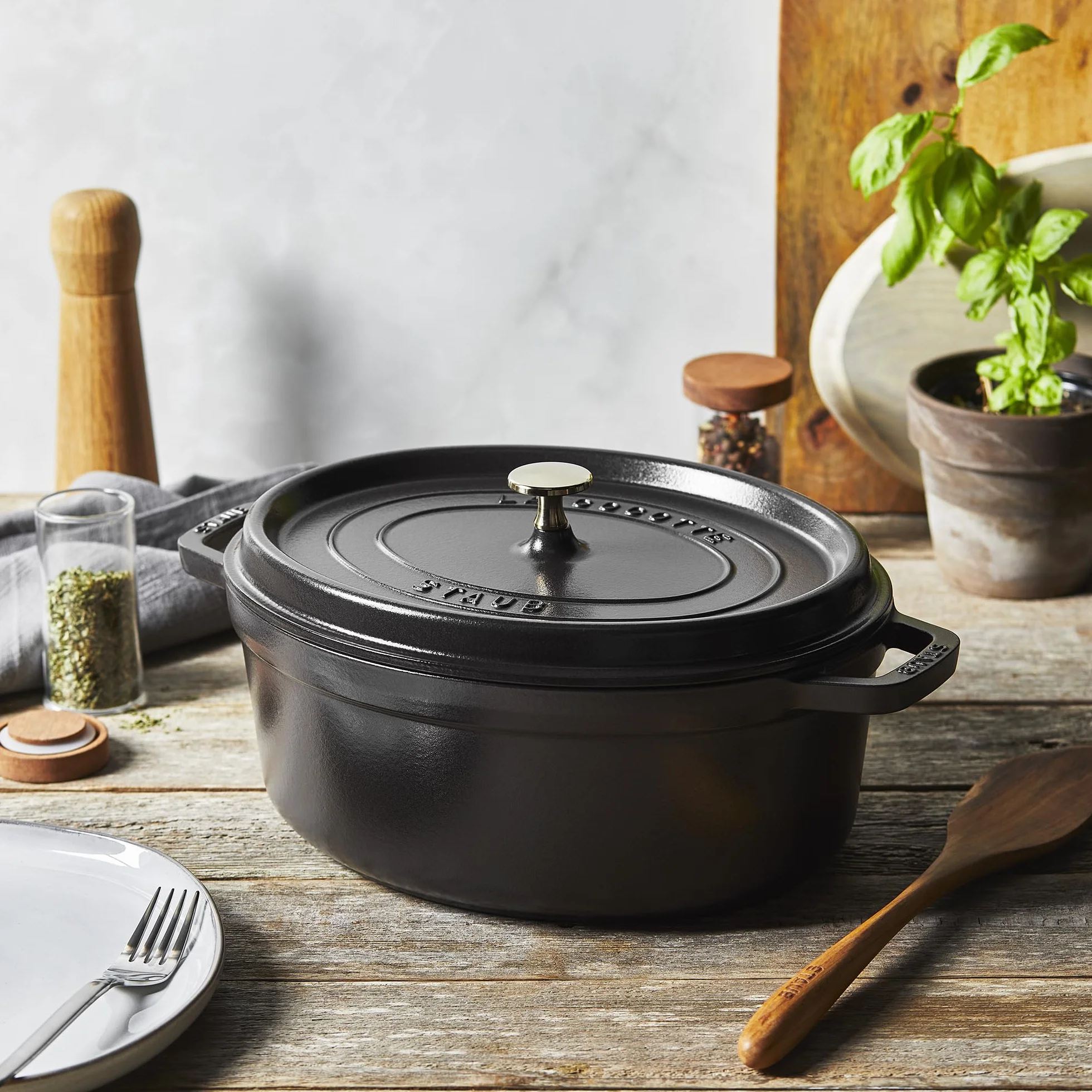 STAUB Gusseisen Bräter/Cocotte, Oval 37 cm, 8 L, Schwarz