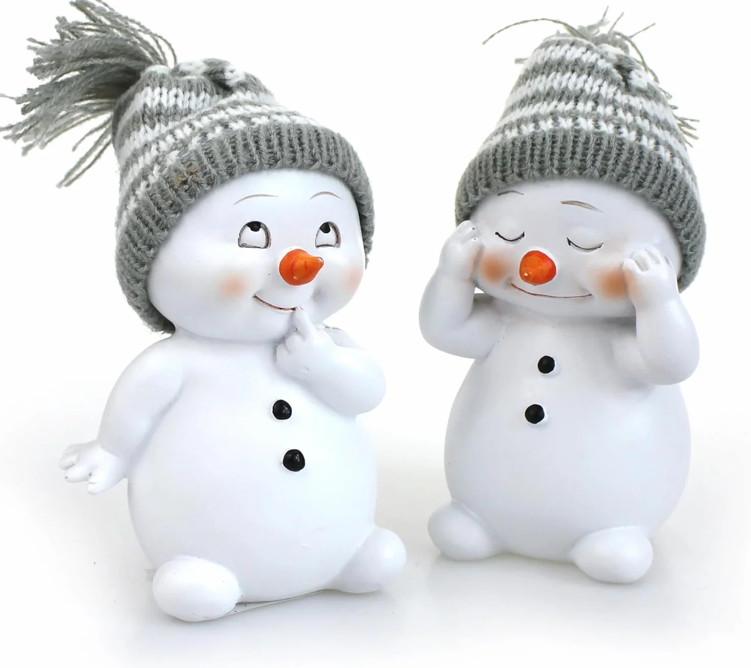 2 x dekoracyjna figurka bałwanka w zestawie po 11 cm, biała ceramika, czapka zimowa, włóczka tekstylna, szara, figurka ceramiczna, figurka dekoracyjna, na zimę, Boże Narodzenie