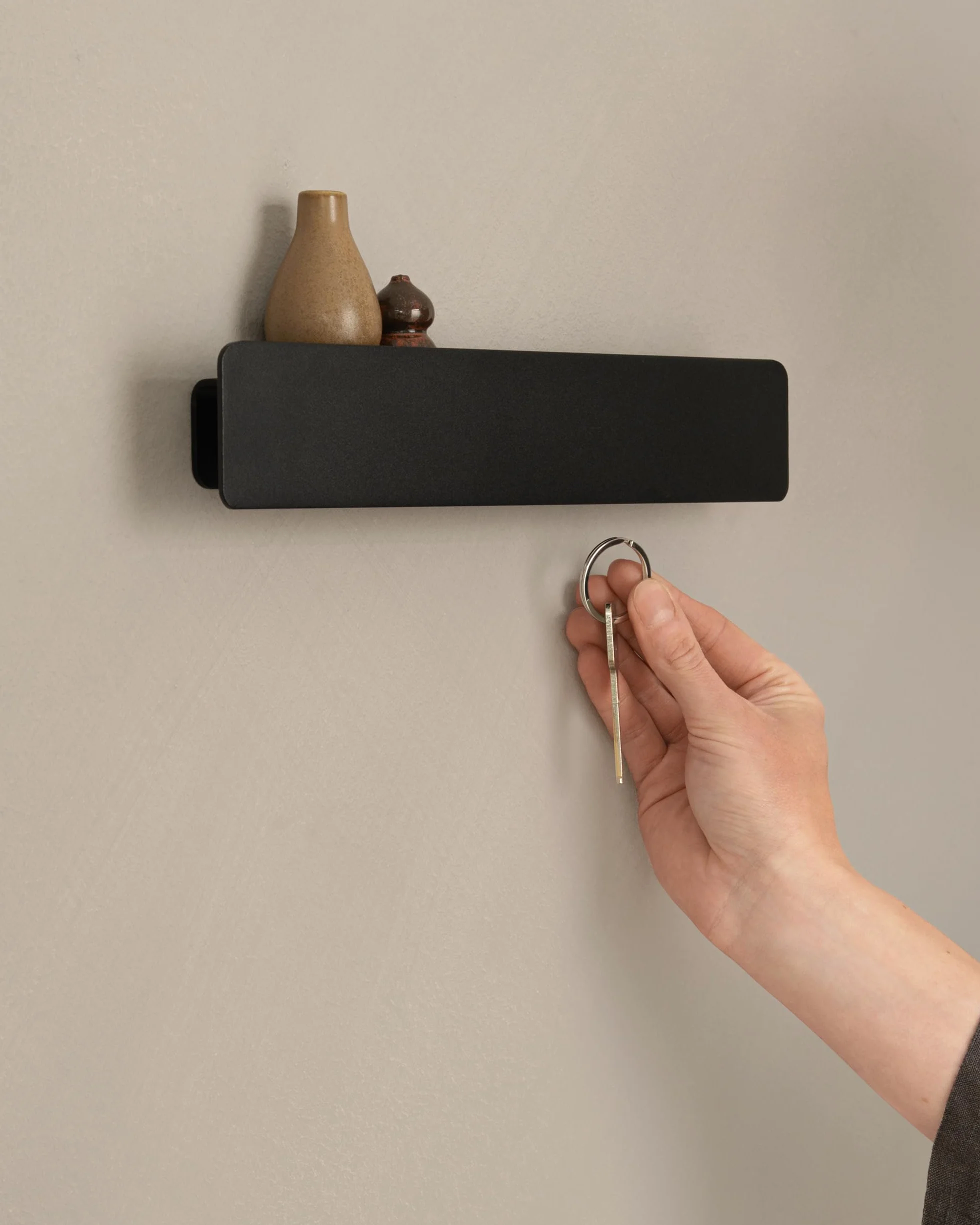 Kazai. Tablica na klucze 'Kian' | Minimalistyczny design haka z Berlina | Nowoczesny metalowy uchwyt z półką | Regał jako mebel do przedpokoju na ścianę | Czarny