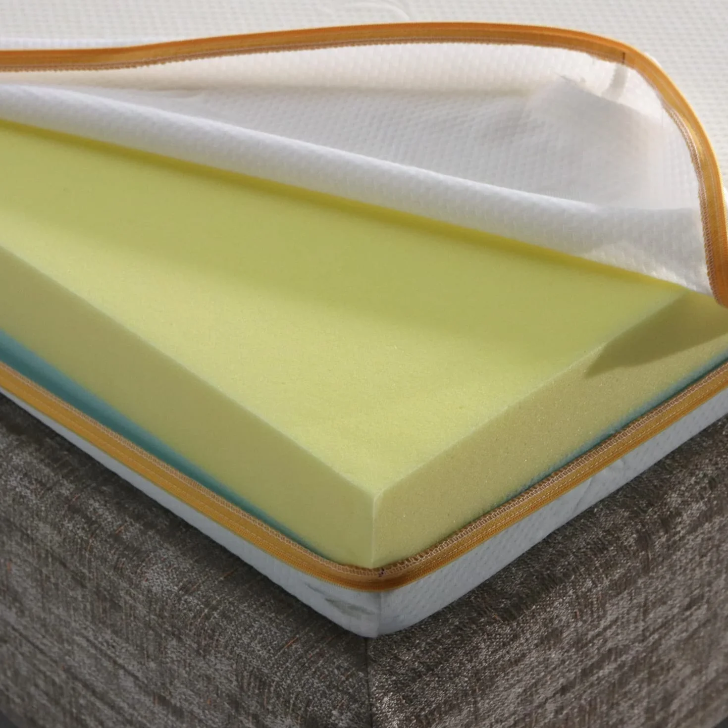 Comfy Line - Półtora miejsca na sofę o wymiarach 140 x 200 h 10 cm, składany materac z pianki ortopedycznej. Odpinana powłoka ze świeżej i oddychającej bawełny.