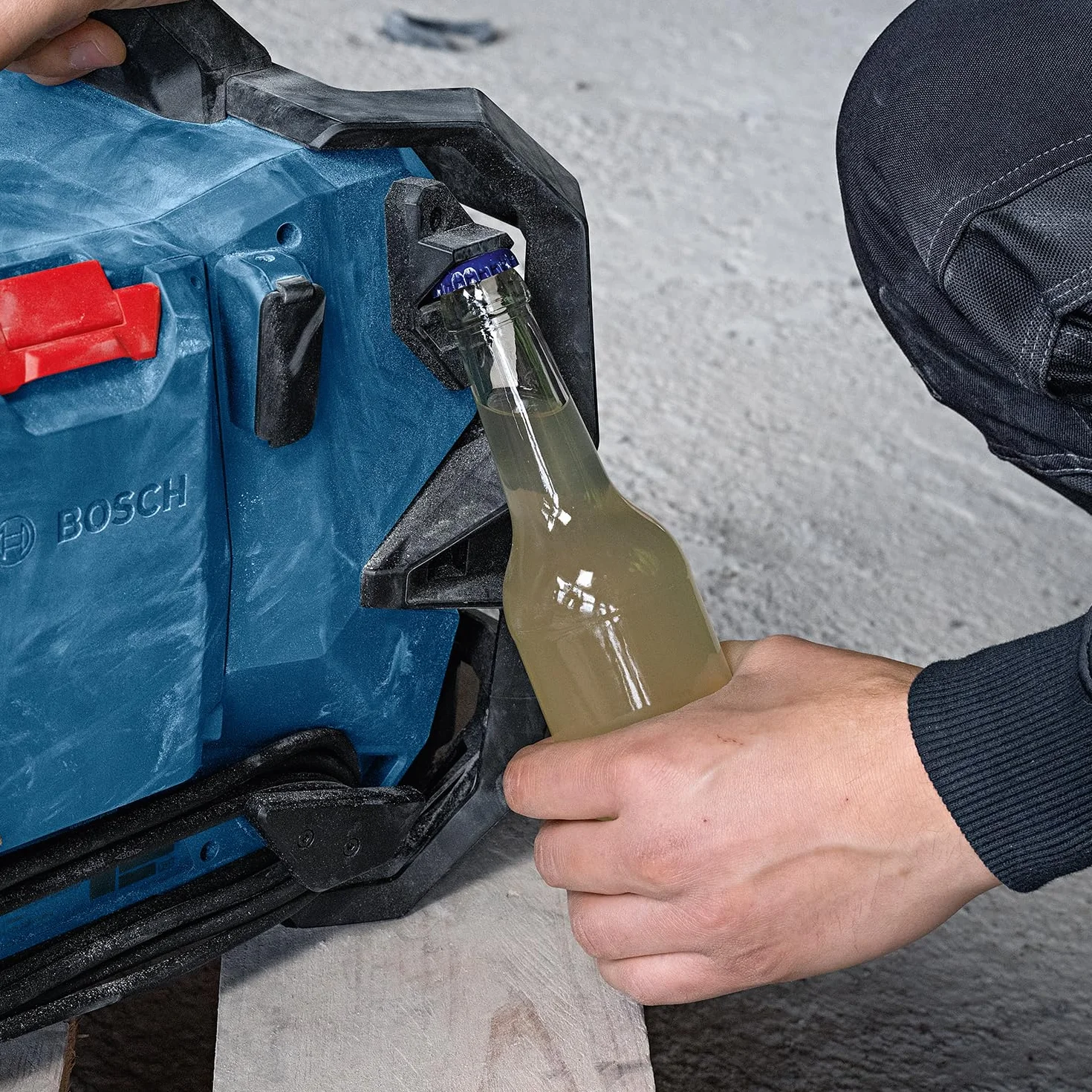 Bosch Professional 18 V / 12 V firmy Bosch: akum. radio budowlane GPB 18VH-6 SRC (ładowanie akum. 18 V i 12 V w narzędziu, otwieracz do butelek, 2 baterie AAA, folia ochr. na ekran, bez akum./ład.)