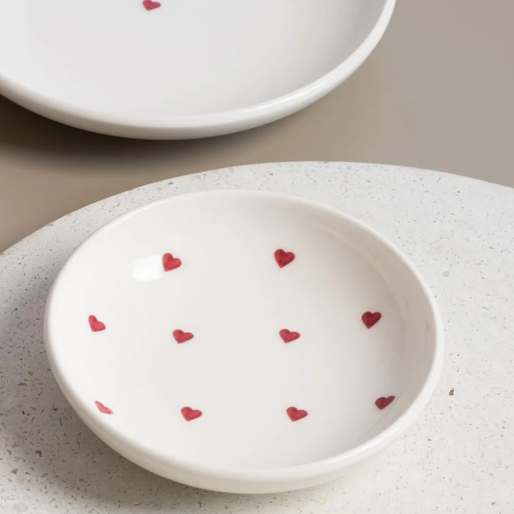 Villeroy & Boch Like with Love miska do dipów, wymiary: ok. 12 x 12 x 3 cm, biała z czerwoną dekoracją akwarelową, nadaje się do mycia w zmywarce i kuchence mikrofalowej, wzór serca, mała miska na
