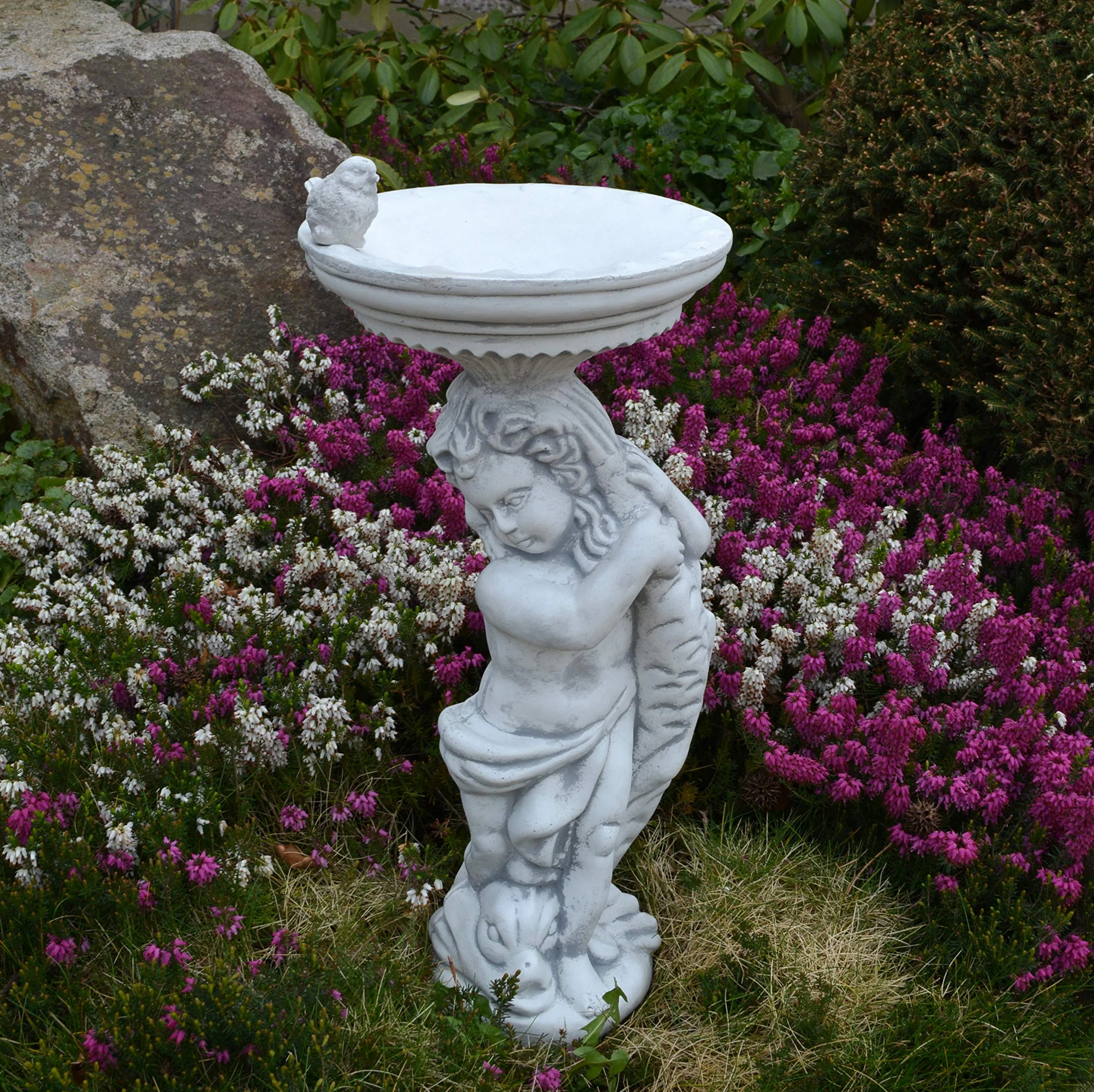 gartendekoparadies.de Chłopiec z dużym poidłem dla ptaków, kamienna figurka wys. 54 cm, 18 kg, szara, odporna na mróz z odlewu kamiennego do użytku na zewnątrz
