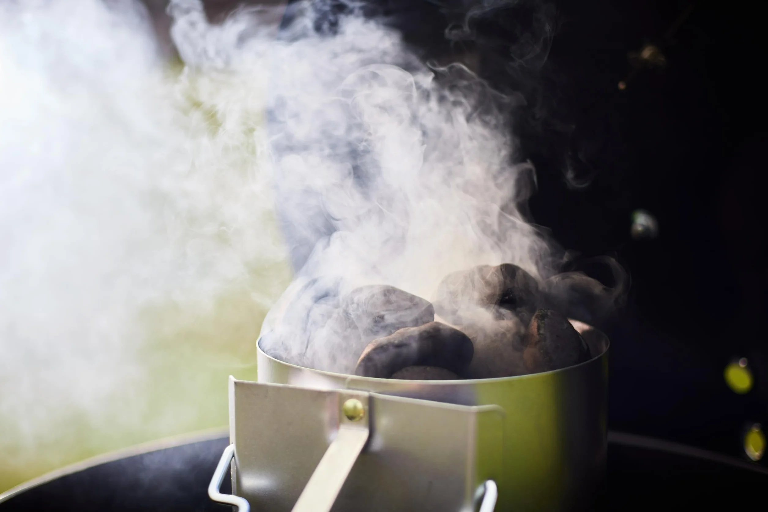 Weber Brykiet do Grilla z Skorupek Kokosowych (2kg Worek), Wydajny, do Długiego i Stabilnego Żaru, Idealny do Długiego Grillowania Mięsa, 100% Naturalny (18450)