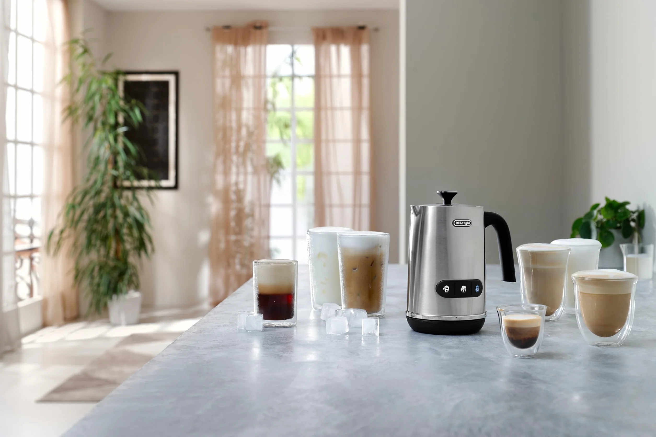 De'Longhi LatteMix EMF3.M elektryczny spieniacz do mleka i warzyw, łatwe czyszczenie, przezroczysta pokrywka, 3 przyciski, 250 ml, biały