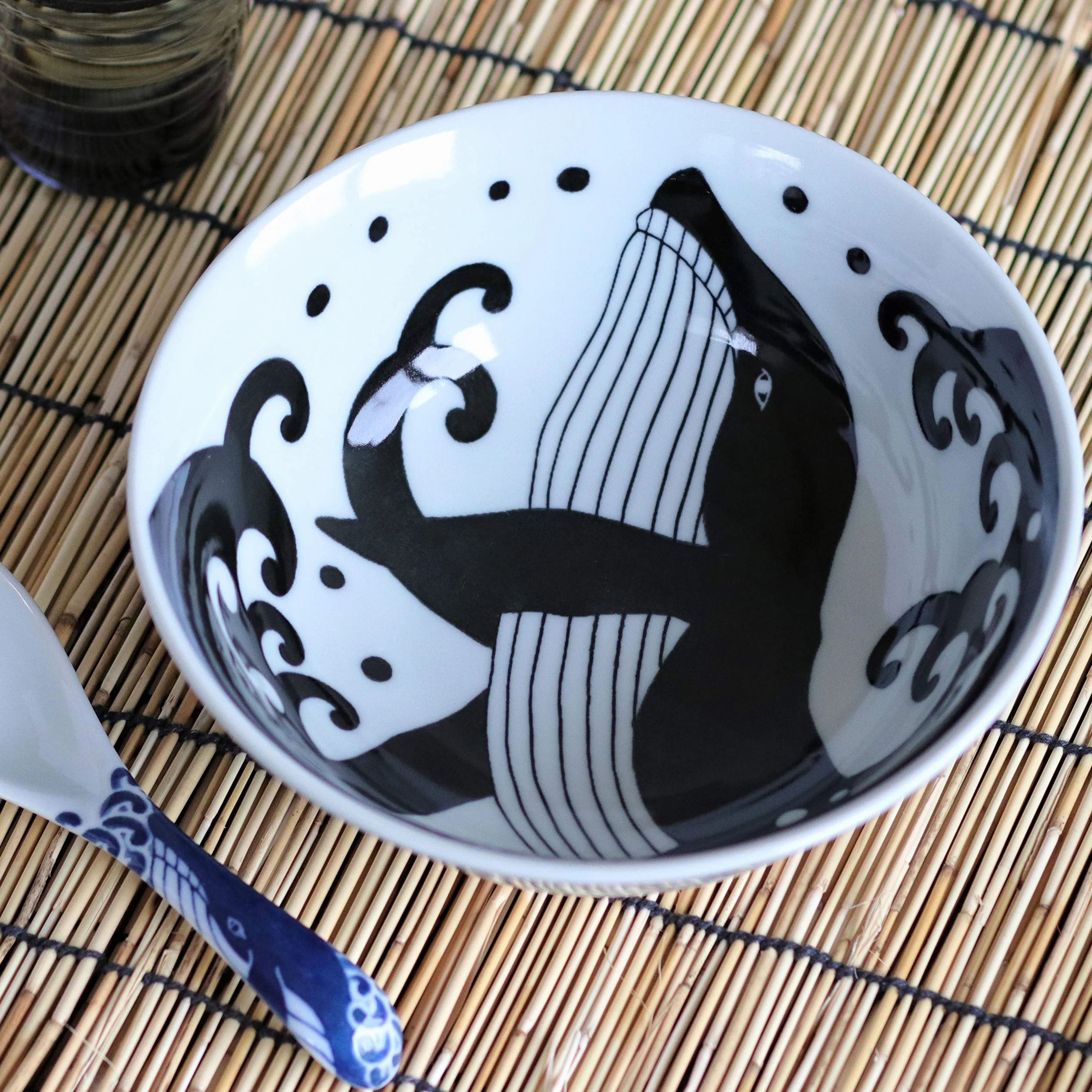 Japońska miska Ramen, ceramika Mino-Yaki, duży rozmiar 20,7 cm 1,1 l, wyprodukowana w Japonii, wieloryb czarno-biały 797678