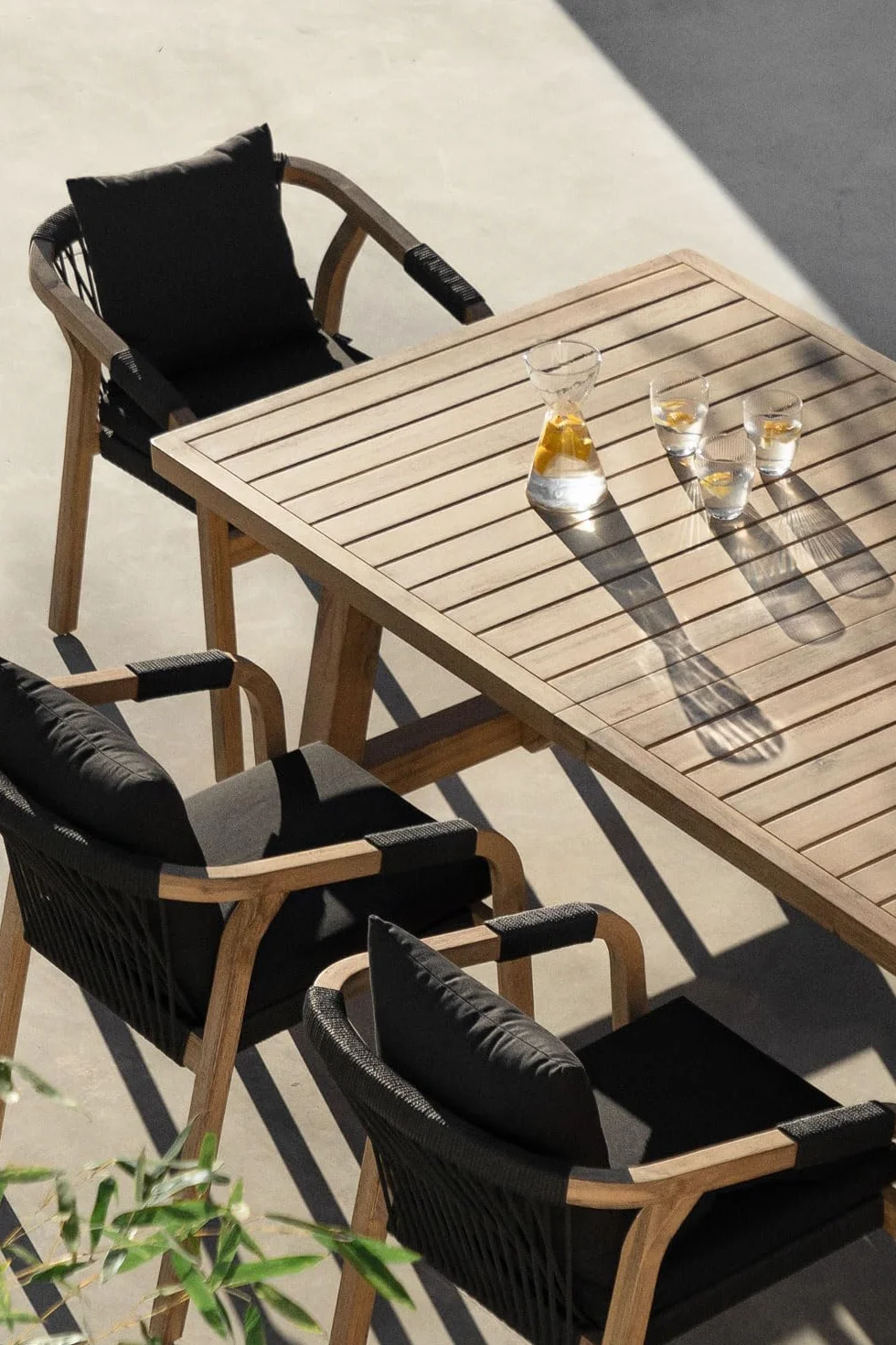 SKLUM Prostokątny stół ogrodowy 200-250-300x100 cm rozkładany z drewna akacjowego Dubai