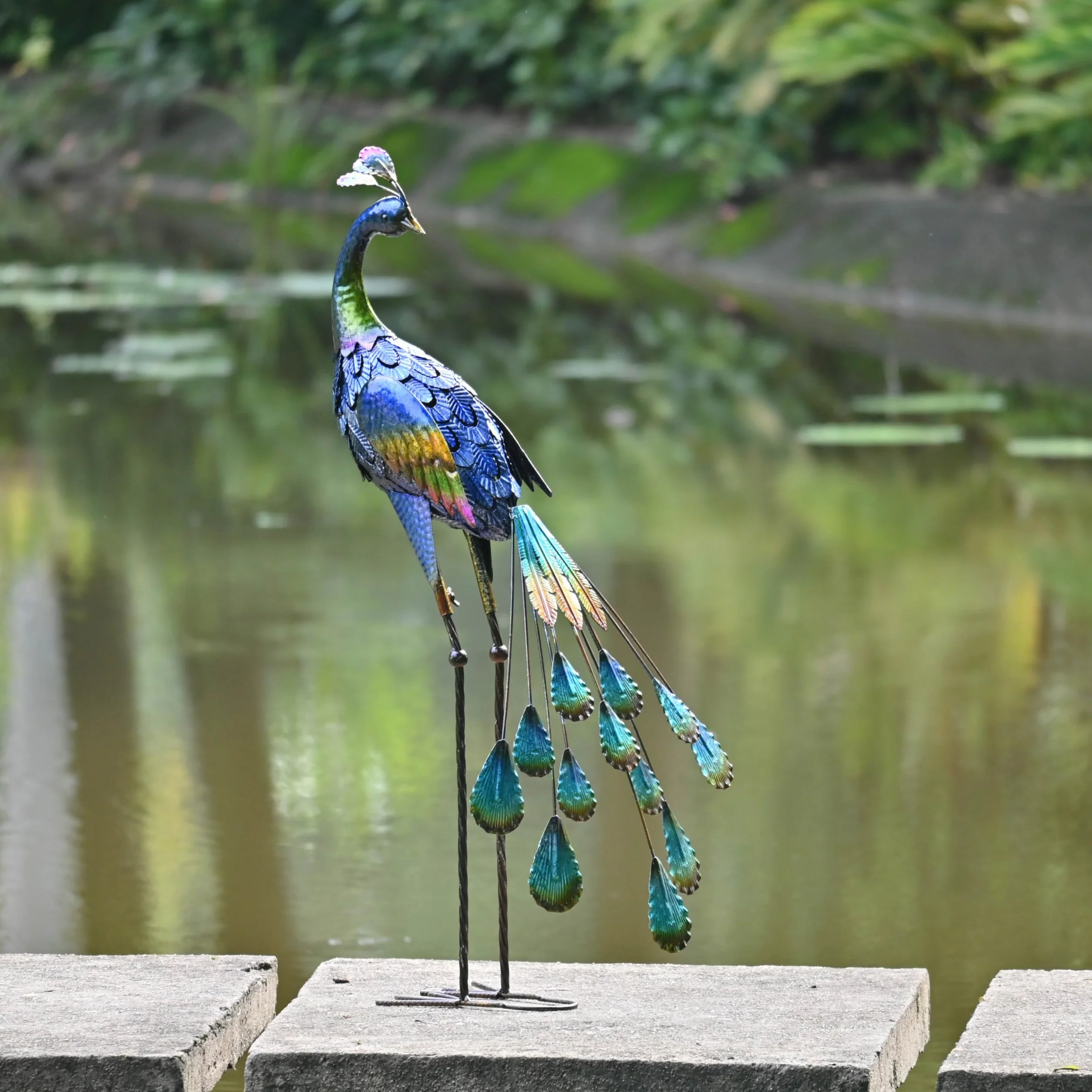 TERESA’S COLLECTIONS 35-Calowy Ornament Ogrodowy, Metalowe Rzeźby Ogrodowe Peacock Decor, Wewnętrzna Rzeźba Ogrodowa Stojąca na Zewnątrz na Wiosenne Letnie Dekoracje