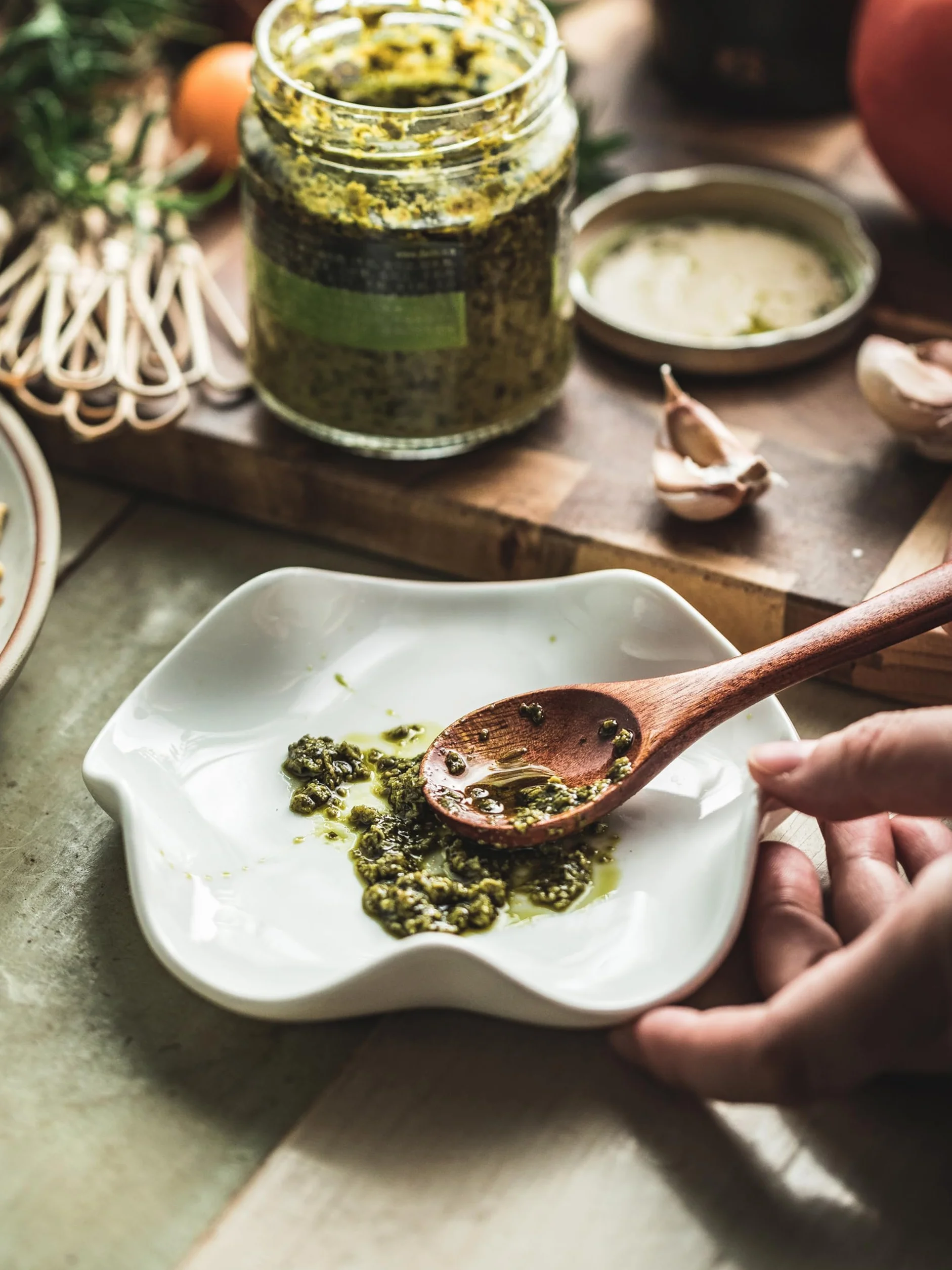 Ceramiczna półka na łyżki, do kuchni, półka na kuchenkę i blat kuchenny, uchwyt na łyżkę do gotowania, szczypce lub łyżeczkę, można umieścić łyżeczkę, uchwyt na łyżeczki do kawy lub szczypce (biała