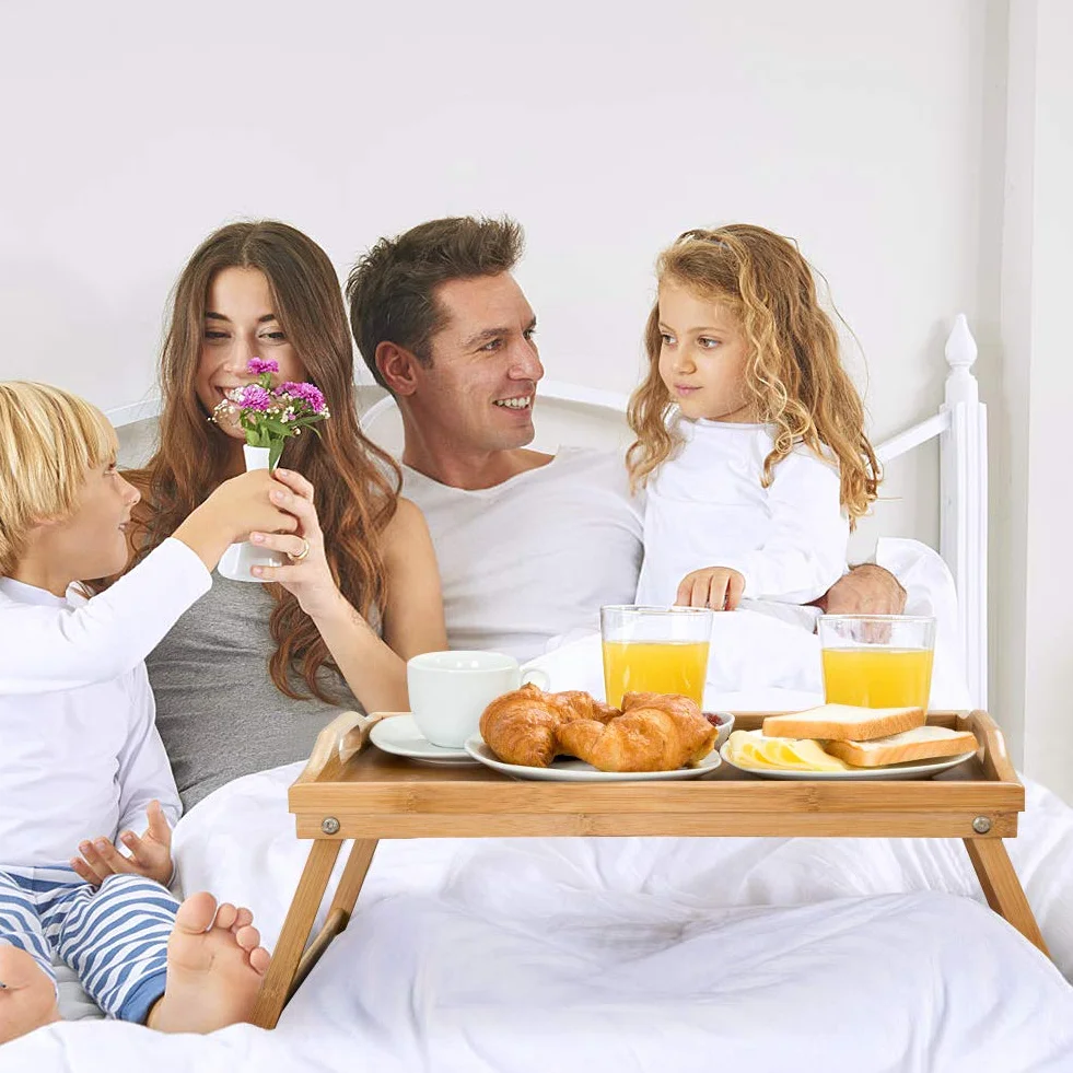 Cocoarm Bambusowe śniadaniowe tace do łóżka Przenośny stolik z uchwytami Składany taca do łóżka taca do serwowania stół z uchwytami do telewizora, 63 x 27,3 x 22,5 cm