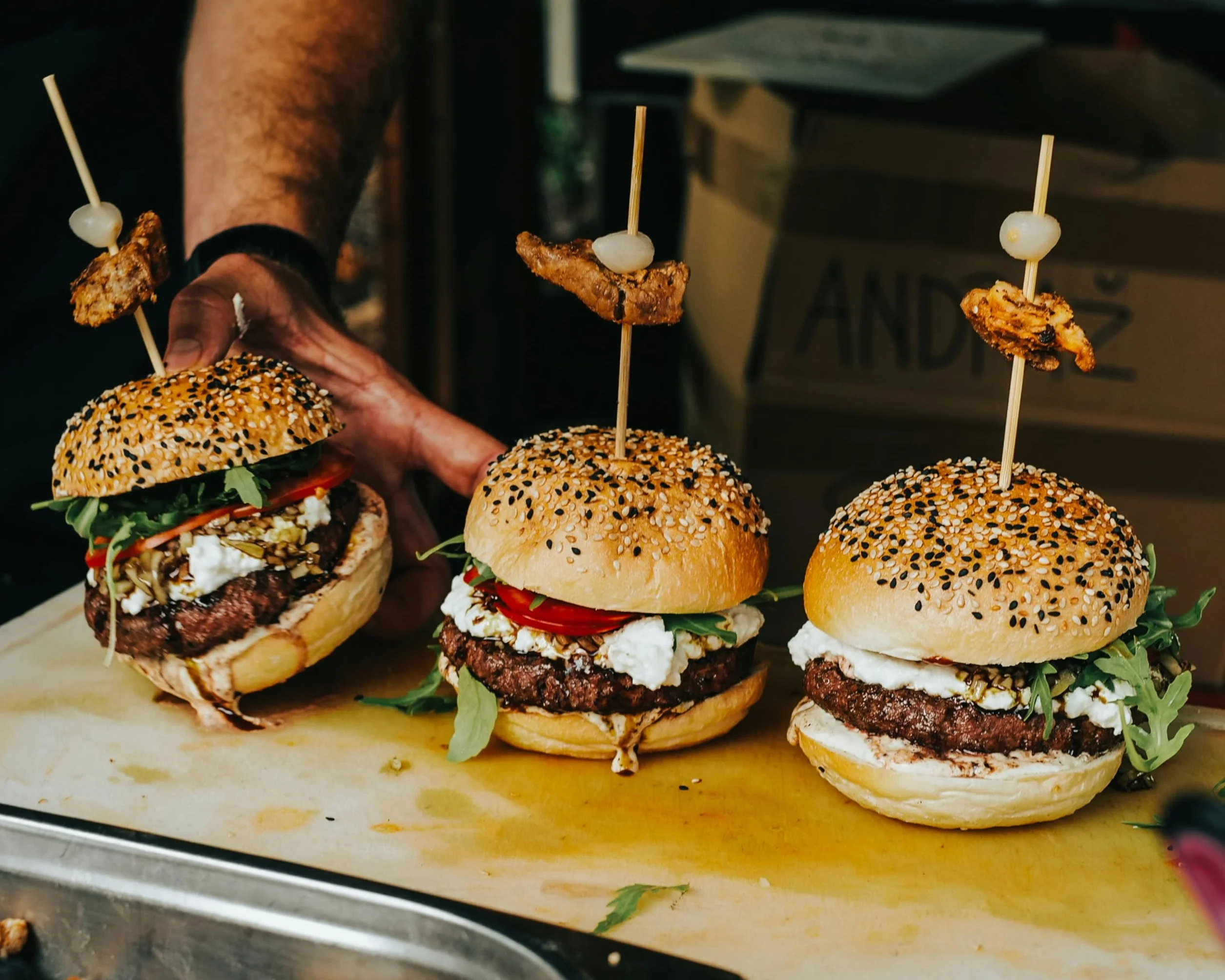 DREIBERG Zestaw burgerów z drewna bukowego i stali nierdzewnej do planchy, grilla gazowego, teppanyaki wraz z zestawem szpachli do grilla, papier do burgerów, dzwonków do wytapiania, prasy do grilla