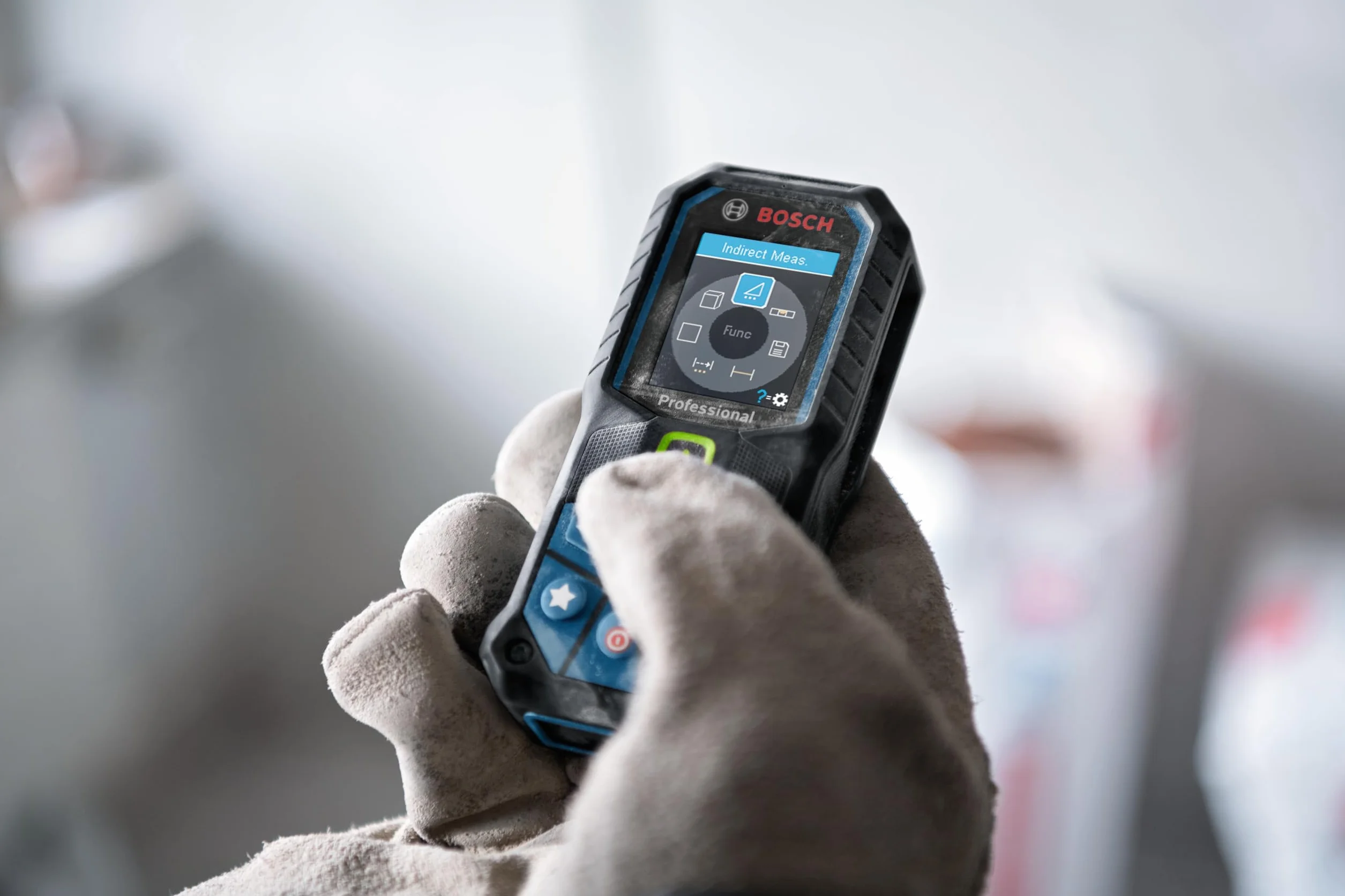 Bosch Professional Dalmierz laserowy GLM 50-23 G (zielona wiązka, czujnik nachylenia, zasięg: do 50 m, wytrzymałość, IP65, dokładność ±1,5 mm*, 2 baterie AA, opaska na rękę, pokrowiec)