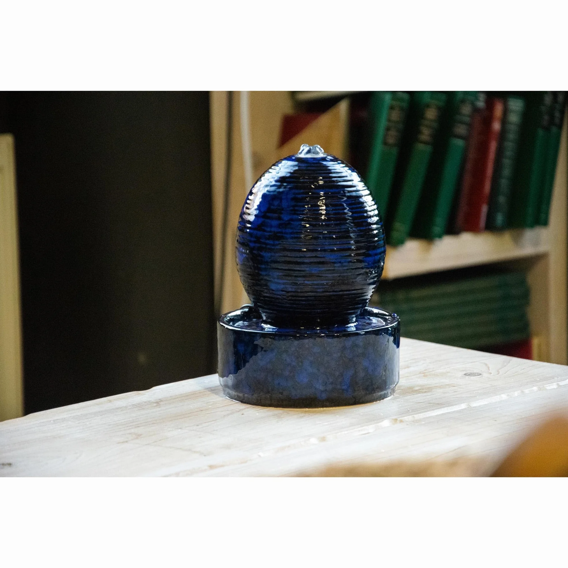 dobar® Mała fontanna pokojowa z ceramiki wraz z pompką – dekoracyjna fontanna stołowa do wnętrz w azjatyckim wzornictwie – 17 x 17 x 21 cm – ciemnoniebieska, niebieska