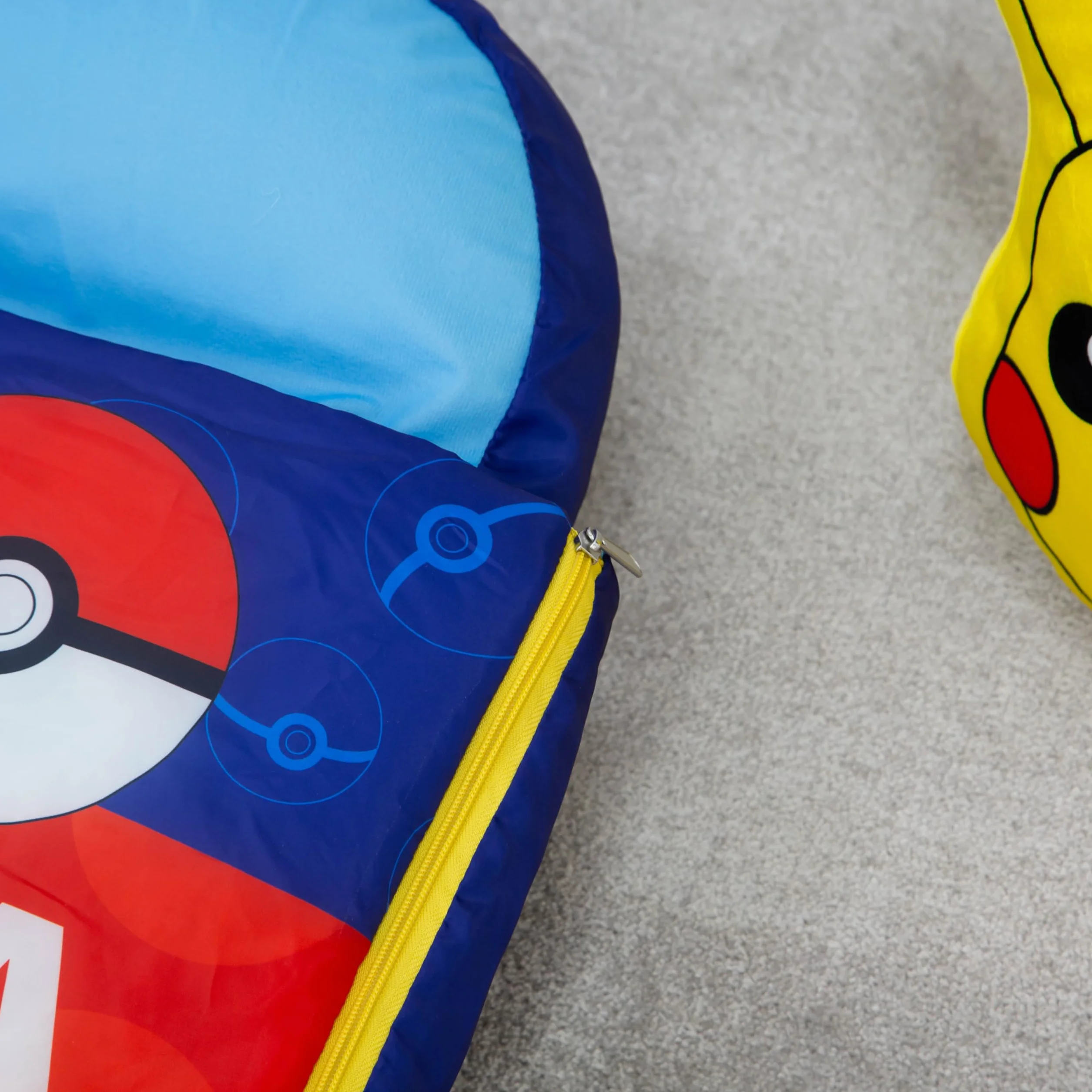 Character World Pokemon ReadyBed nadmuchiwane łóżko dmuchane i śpiwór z pompką, materac podróżny na nocowanie, kemping lub do użytku domowego