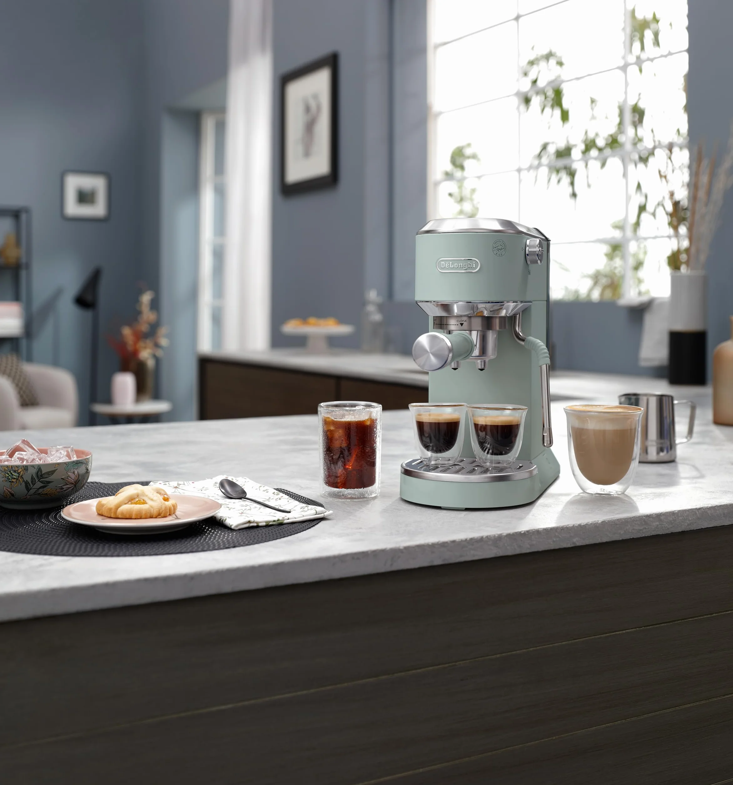 De'Longhi Dedica Duo EC890.GR ręczny ekspres do kawy do espresso, cappuccino i cold brew, barista, wyrzutnia parowa My LatteArt, wyświetlacz dotykowy, 15 cm
