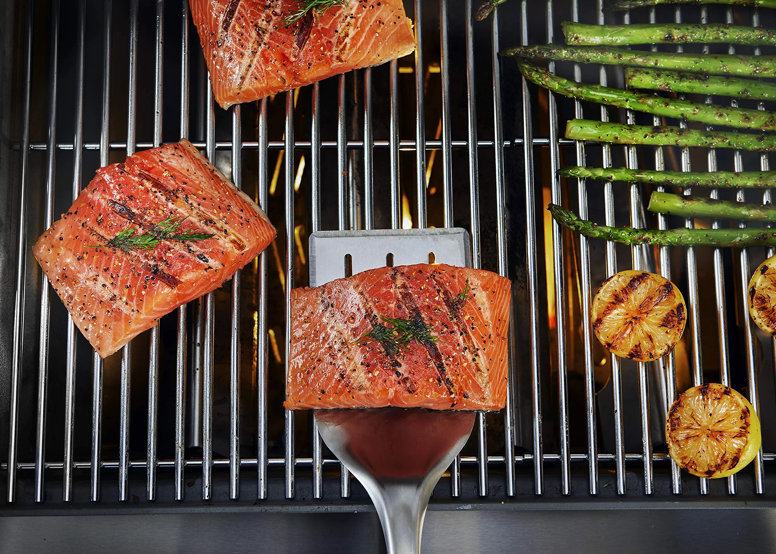 Weber Premium Łopatka (46cm), wykonana ze Stali Nierdzewnej, z Antypoślizgową Wygodną Rączką, Zagiętą Rączką, Nadaje się do Mycia w Zmywarce - Czarny / Srebrny (6761)