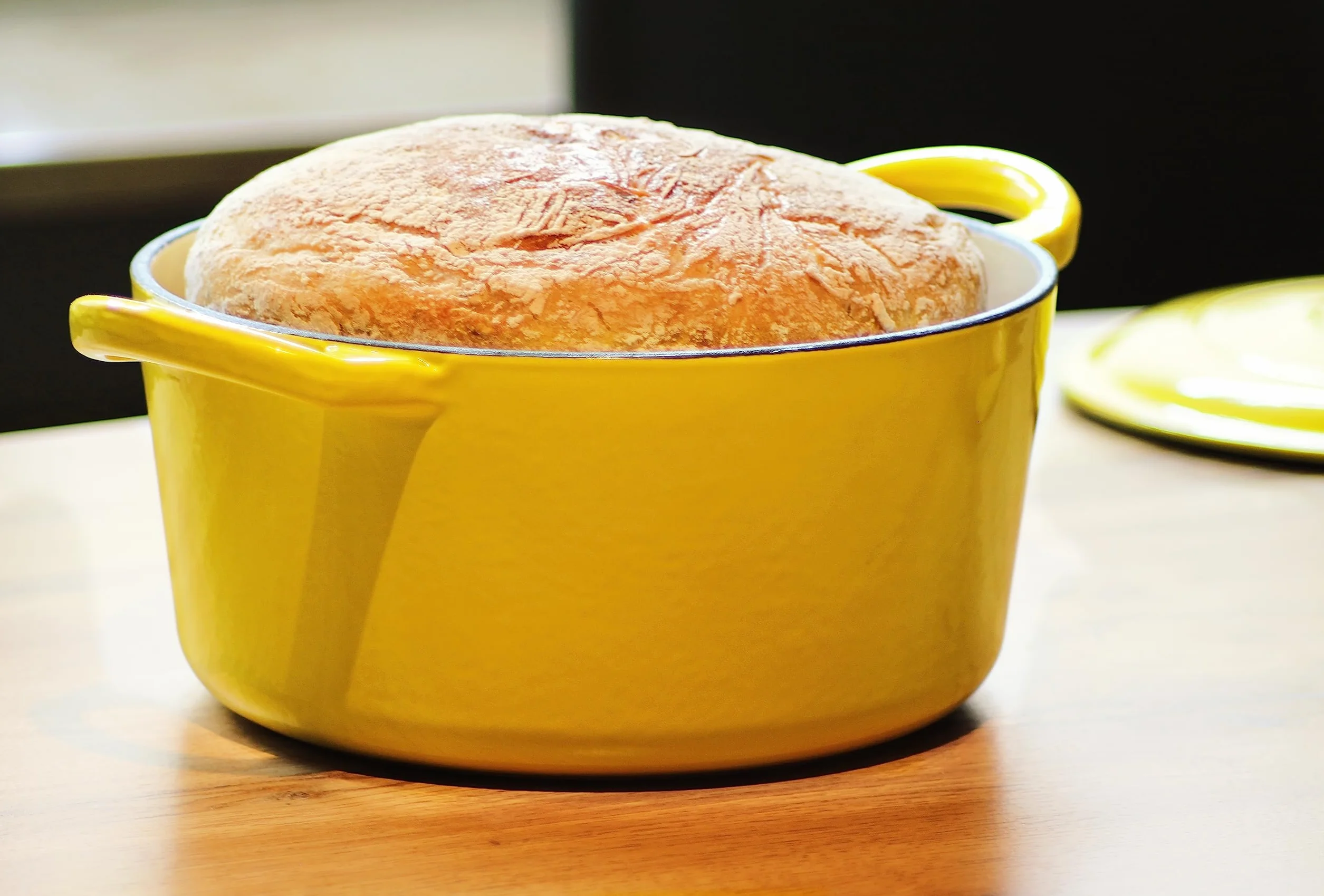 ECHTWERK Zapiekanka żeliwna z powłoką emaliowaną, garnek żeliwny, brytfanna z pokrywką, okrągły garnek do pieczenia chleba, odpowiedni do piekarników, grilli, grillów i indukcji, żółty, 3,5 L