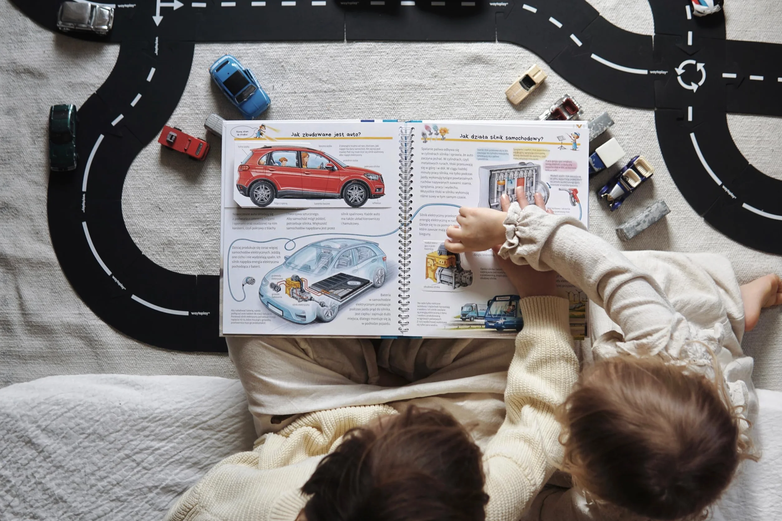 Poznajemy samochody Książka edukacyjna dla dzieci 3+ z okienkami Wszystko o motoryzacji Popularnonaukowa seria Dlaczego? Kiedy? Jak?