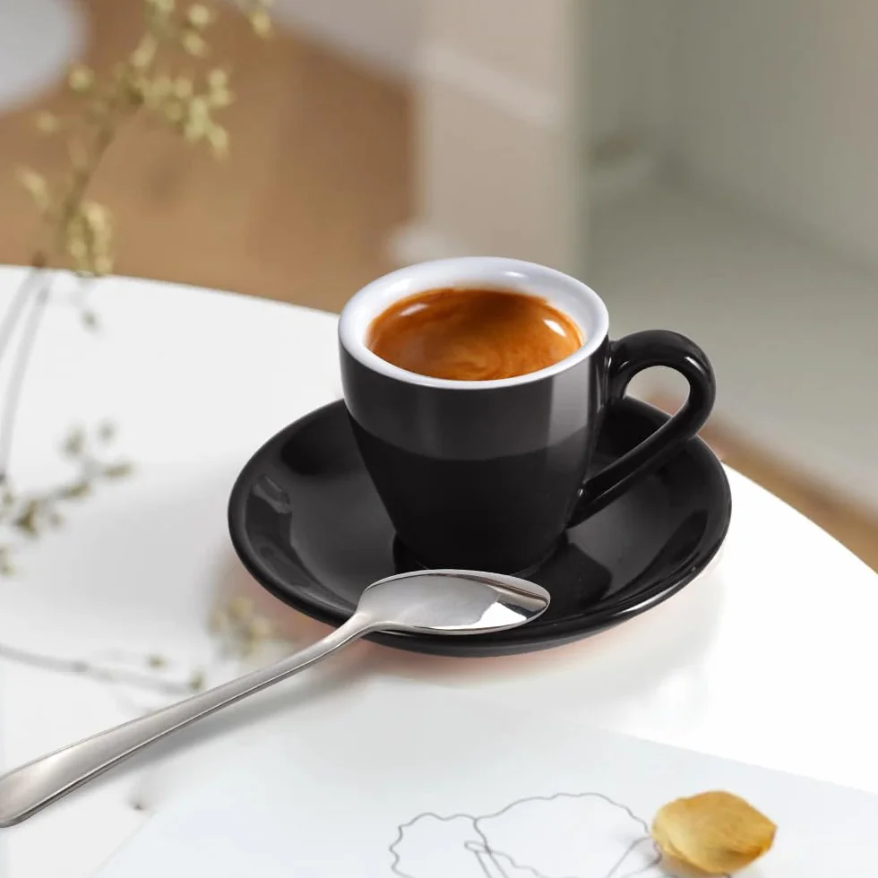 Zestaw 2 porcelanowych filiżanek do espresso z spodkami i mini łyżeczkami ze stali nierdzewnej, marki ionEgg, pojemność 80ml/2.7oz, kolor czarny