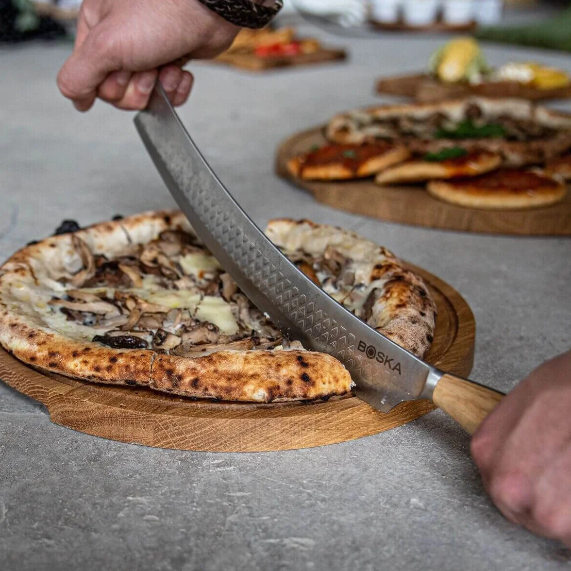 Boska Oslo+ Nóż do pizzy i sera/Powłoka nieprzywierająca BSF™ / Bezpieczne oburęczne użycie/Do pizzy i serów/Stylowy/Drewno dębowe i stal nierdzewna