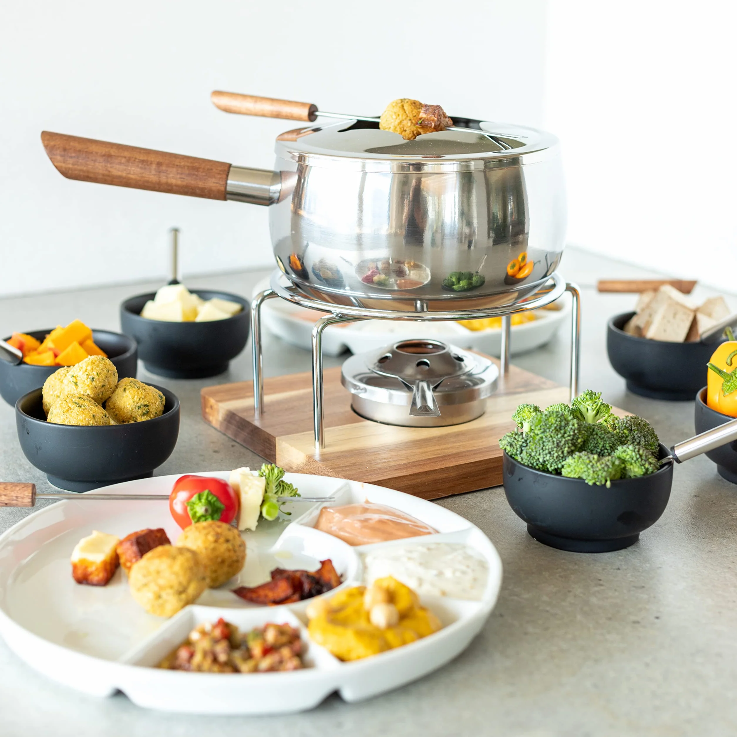 MÄSER 931895, zestaw do fondue dla 6 osób o nowoczesnym rustykalnym wzornictwie, idealny do fondue mięsnego, 10-częściowy zestaw do fondue wraz z widelcami do fondue i palnikiem do fondue, srebrny
