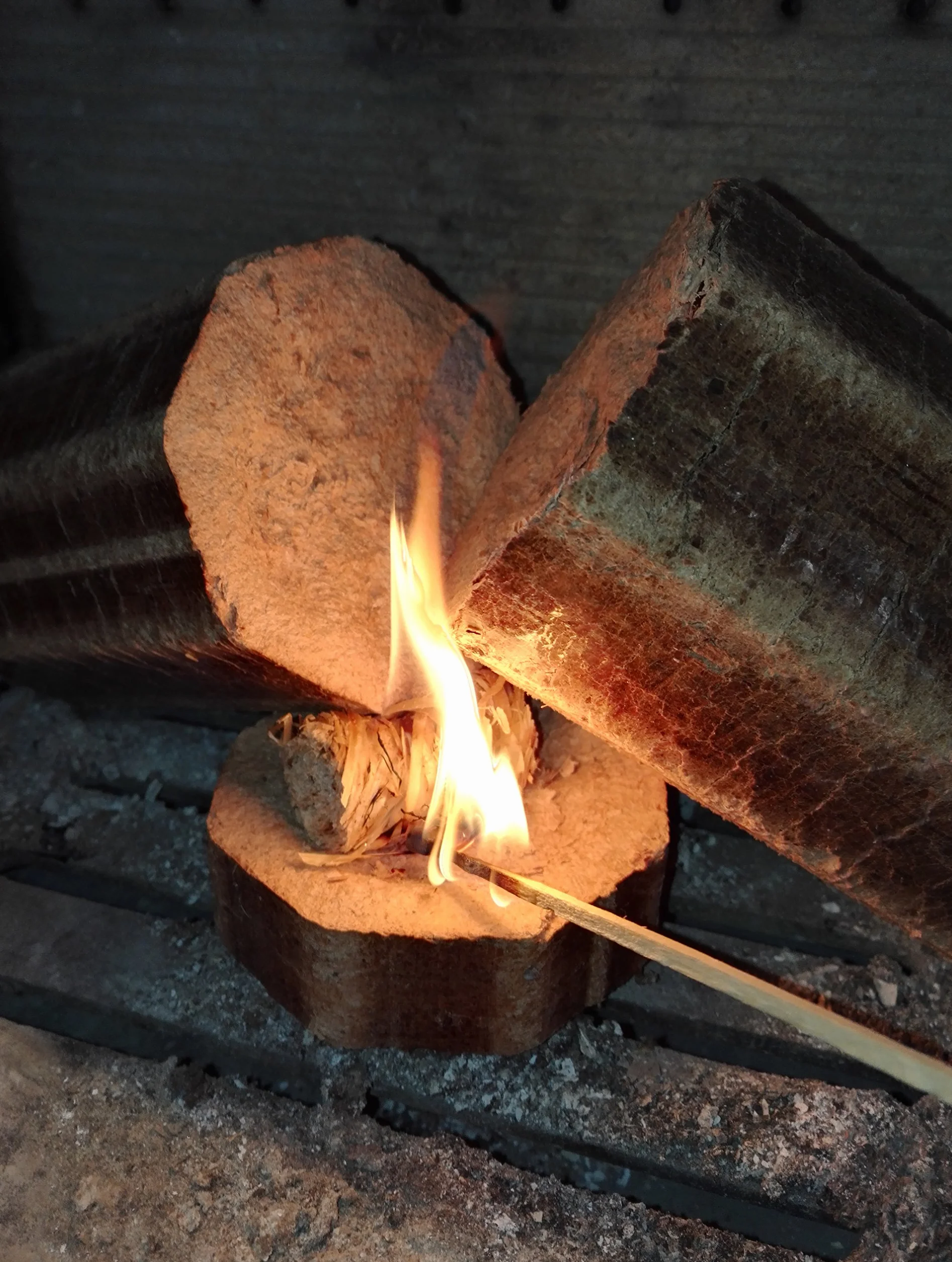 Log-Barn Wełna drzewna, naturalna podpałka do drewna, przyjazna dla środowiska, 200 sztuk w opakowaniu, idealna do rozpalania ognia w piecach, grillach, piecach do pizzy i wędzarniach Rozpałki