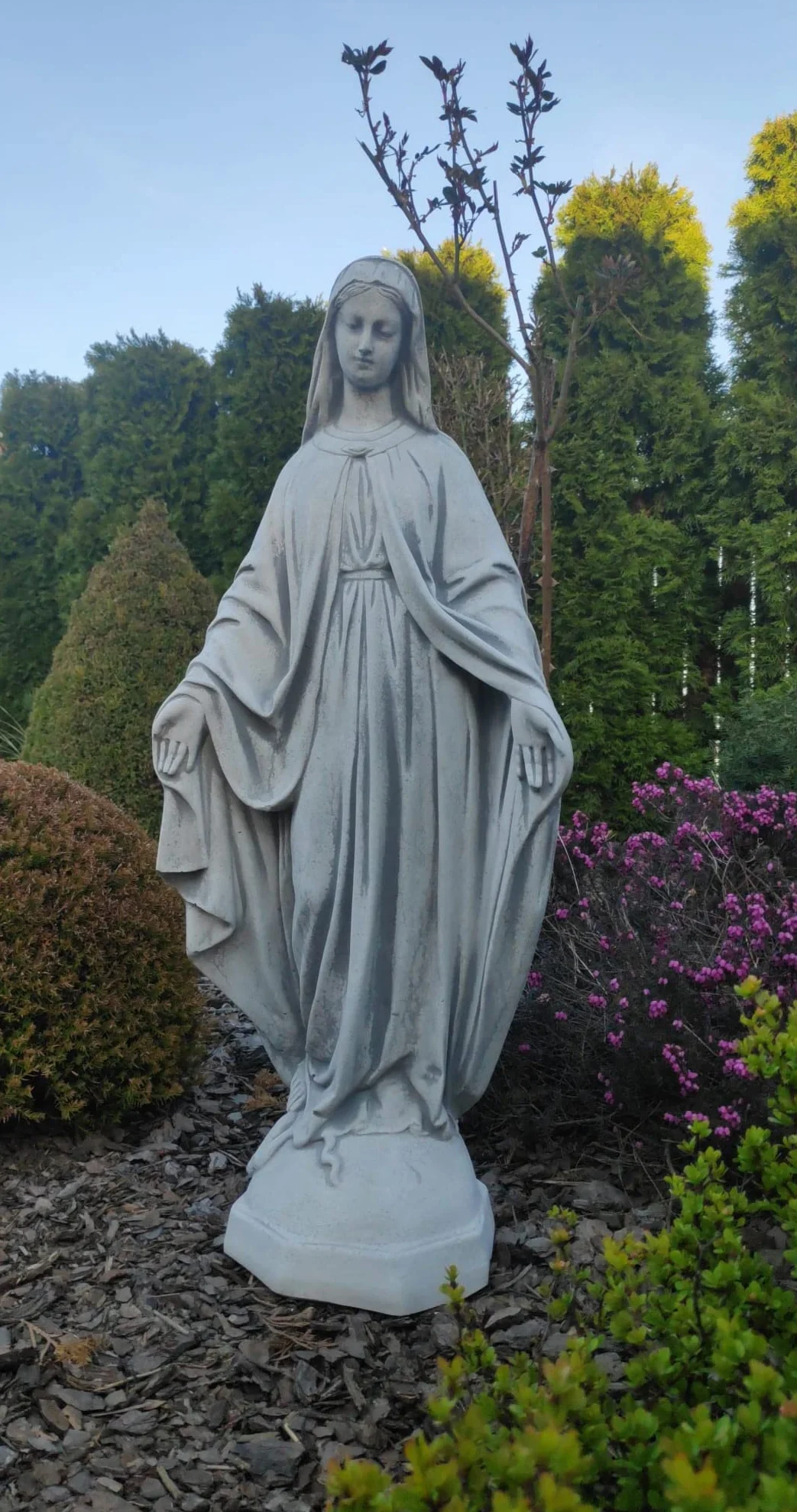 Green Lane Garden Figurka Maryi Panny, rzeźba, zewnętrzna lub wewnętrzna, przypominająca kamień, posąg religijny, biała, szara, jeden rozmiar, 680