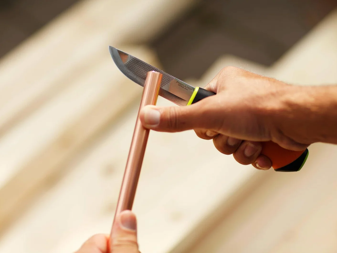 Fiskars Nóż profesjonalny wraz z kaburą z wbudowaną ostrzałką, Długość całkowita: 21,9 cm, Czarny/ pomarańczowy/ zielony, 1023619