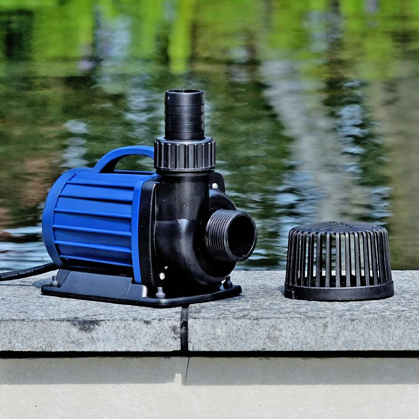 AquaForte DM-8 000 pompa do oczka wodnego/filtracyjnego, 70 W, maks. przepływ 8 m³/h, maks. wysokość tłoczenia 4,5 m, długość kabla 10 m, odpowiednia do cieków wodnych, wodospadów i filtrów