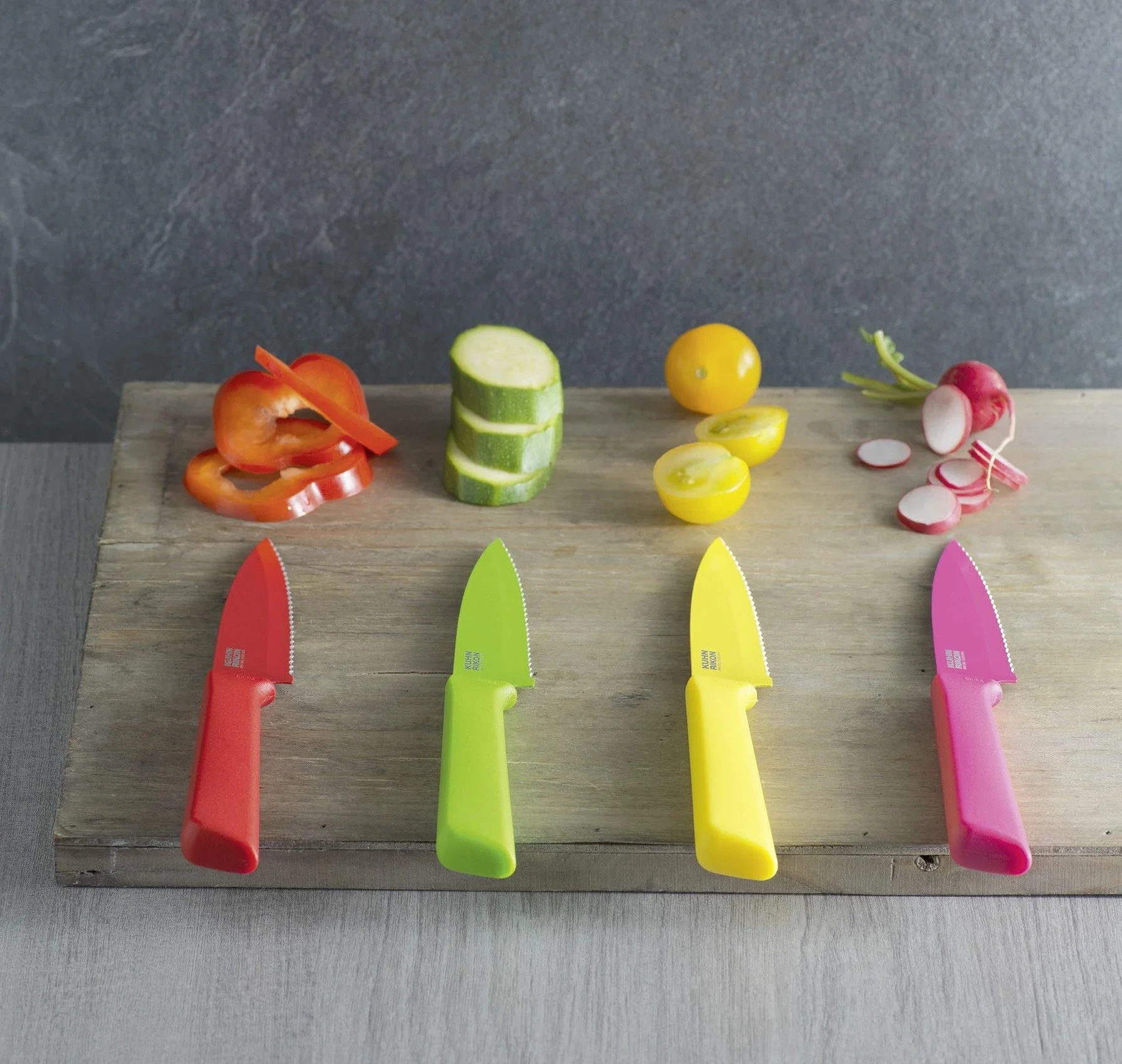 Kuhn Rikon Colori+ nieprzywierający nóż Santoku 27,5 cm czerwony z osłoną