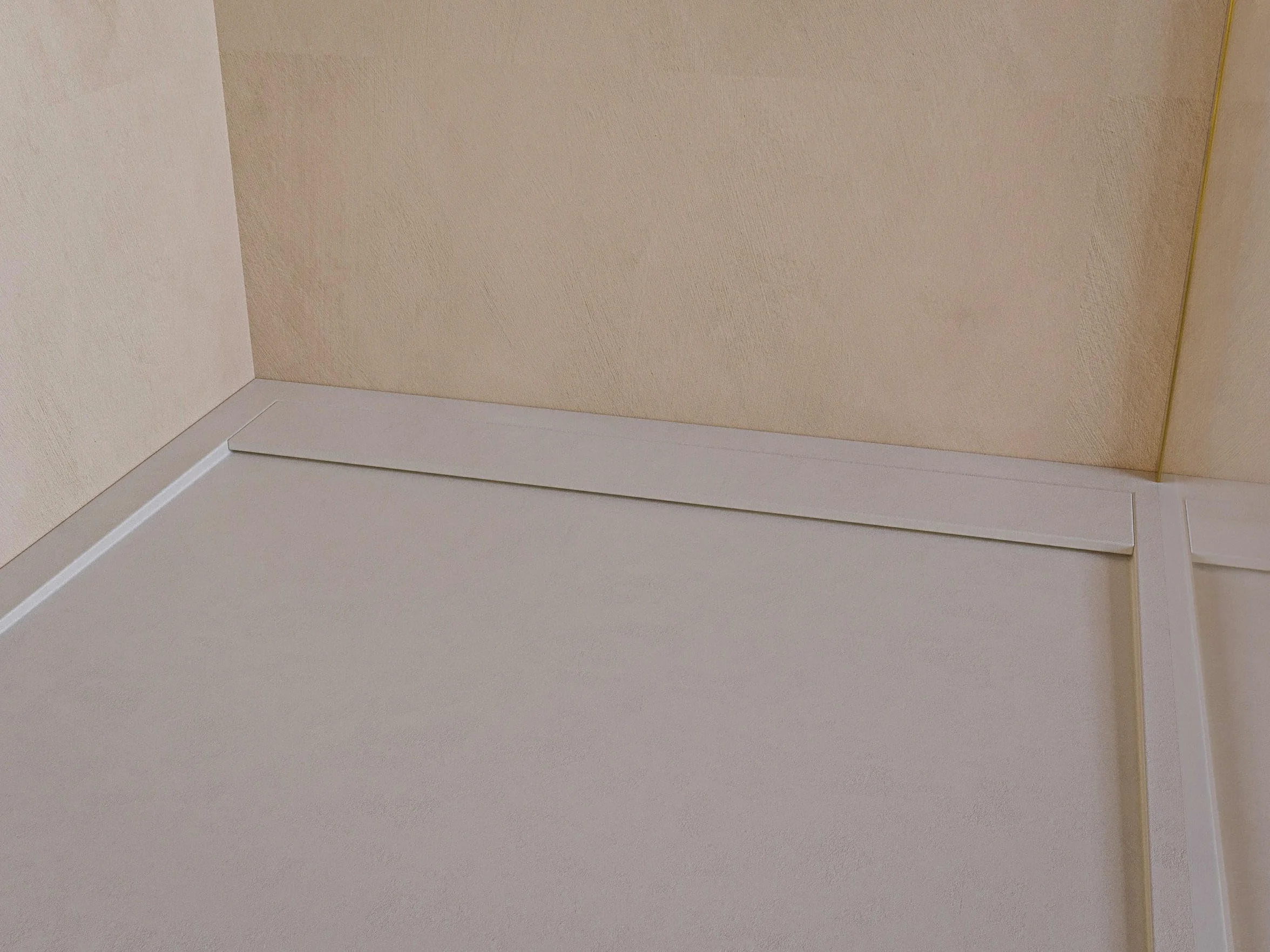 SOULHOME Brodzik prysznicowy– Żywica– Gel Coat– Gładka/Kamienna tekstura – Antypoślizgowy – złamana biel- 100x90- Niski 3cm– Minimalistyczny