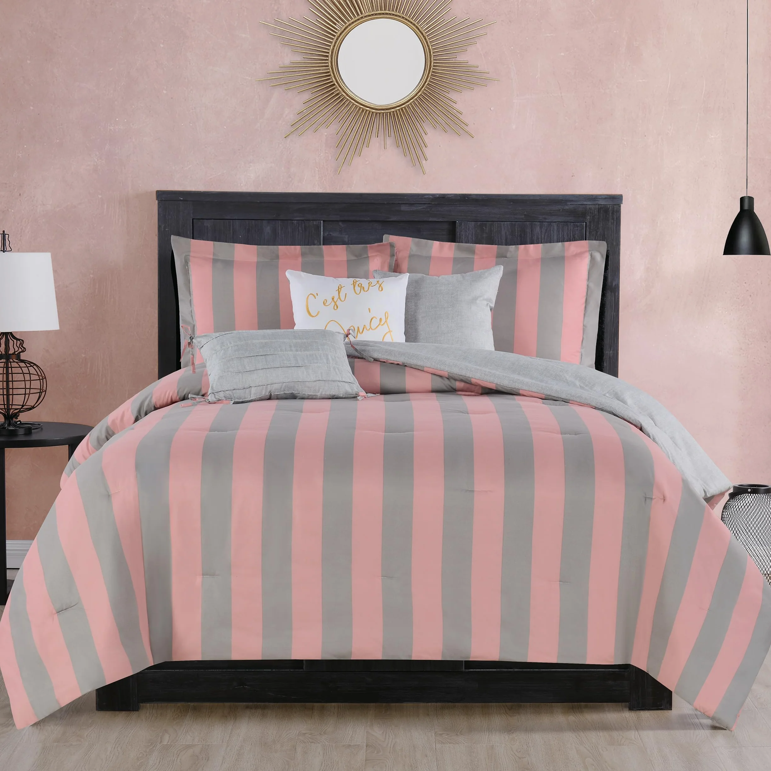 Juicy Couture Cabana Dwustronny zestaw pościeli w paski - rozmiar Twin XL - różowy i szary nadruk w paski - 5-częściowy zestaw - zawiera 1 kołdrę 66 x 90 cm, 3 poduszki dekoracyjne, 1 poszewka