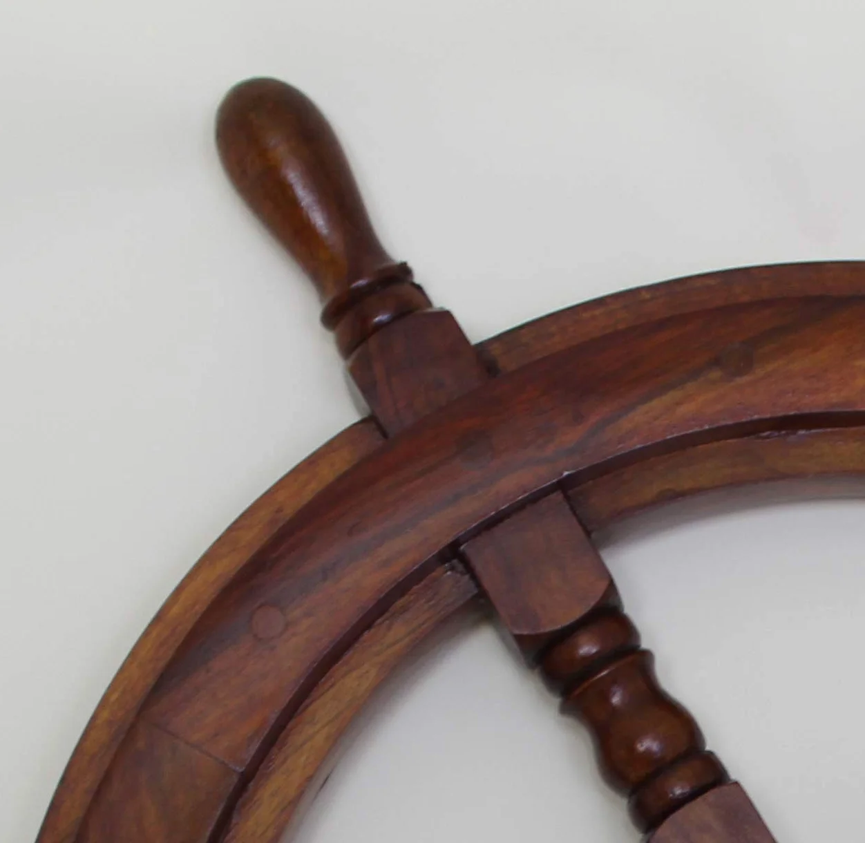 Morskie koło sterowe statku z drewna z mosiężną piastą o średnicy 30 cm