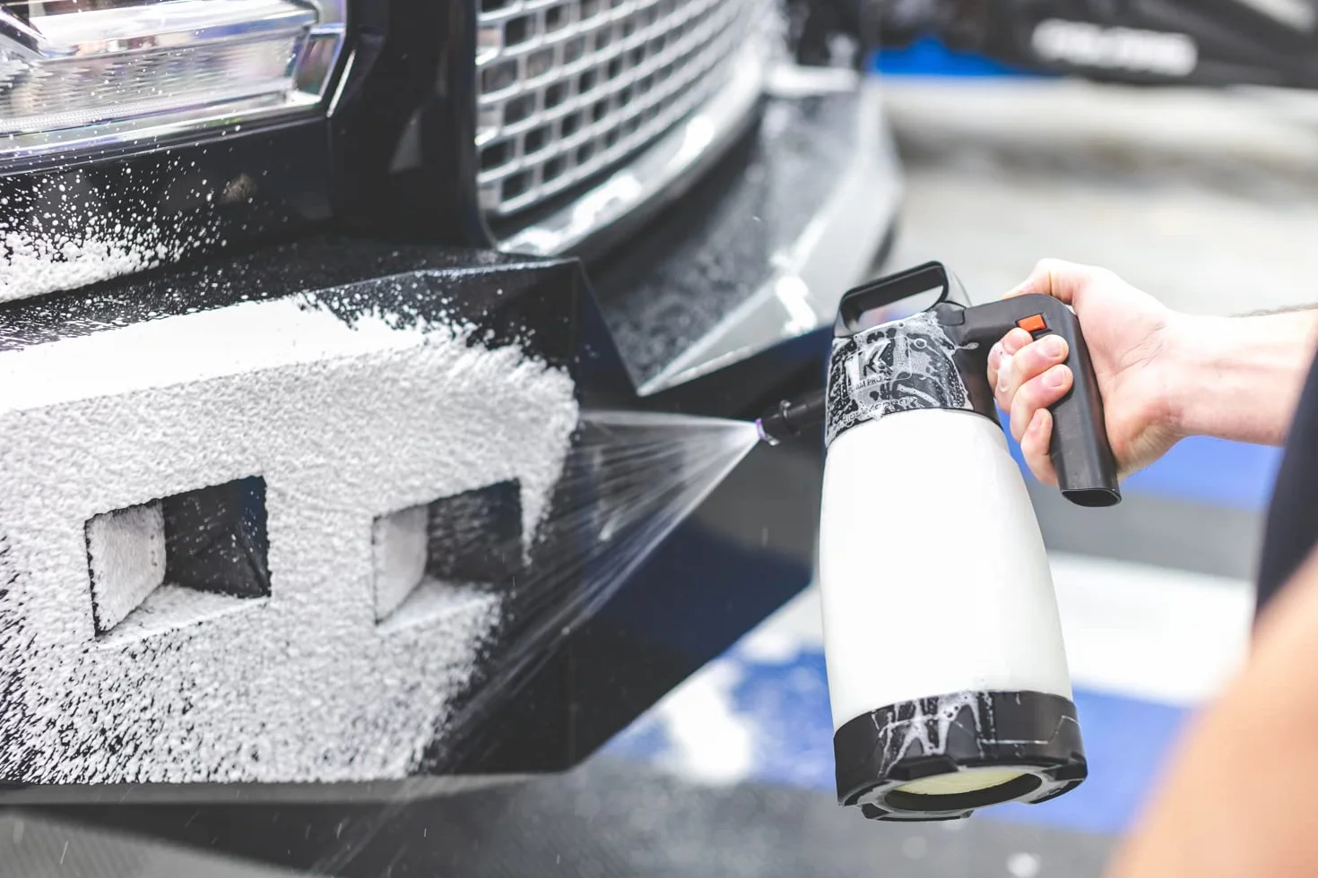 Profesjonalny opryskiwacz IK Foam Pro 2+ - Pojemność użytkowa 1,25 l - Czyszczenie i konserwacja - Przeznaczony do aplikacji środków pianotwórczych - Zawiera złącze sprężonego powietrza multicoloured