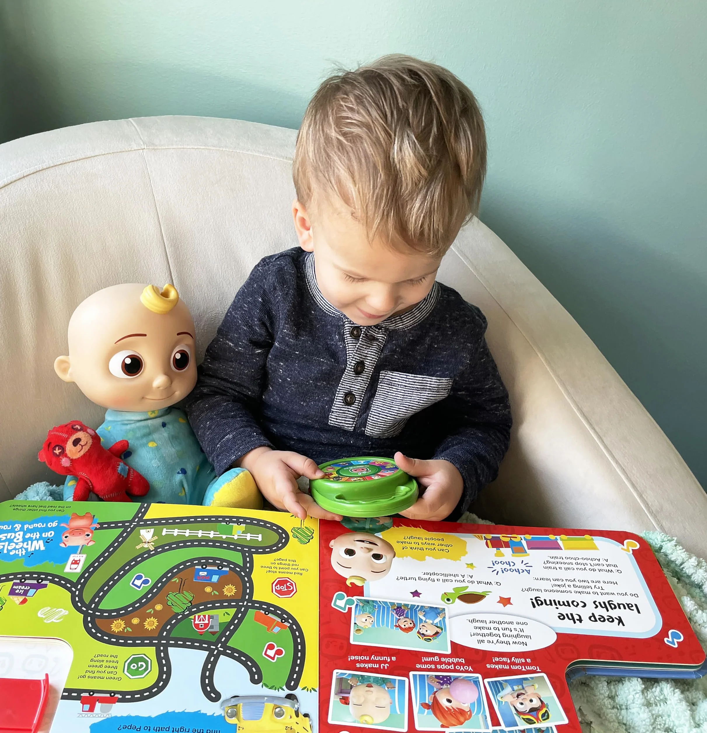 Cocomelon Favorite Sing-Along Songs: Includes Take Along Music Player